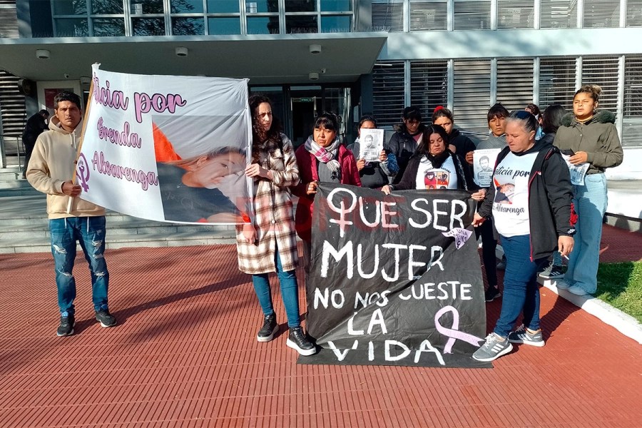 La madre de Brenda Alvarenga, Blanca Estela Bustos, expresa una profunda frustración hacia el sistema judicial, señalando que «no hay justicia» en el tratamiento del caso de su hija, quien fue asesinada por Alan Domínguez. Criticó la decisión de la justicia de permitir que el acusado reciba prisión domiciliaria, argumentando que «es un peligro» y que no puede estar al cuidado de una persona discapacitada, en referencia a su propia madre, que enfrenta serias limitaciones de salud. Además, enfatiza que su hija había intentado denunciar a Domínguez por violencia de género, pero «tenía miedo» de que él la matara. A pesar de las evidencias y los testimonios que respaldan su reclamo, Estela sostiene que la justicia parece fallar al permitir que el agresor esté libre, mientras su pequeña niña de 5 años todavía no sabe que su mamá descansa en un&nbsp;cajón».