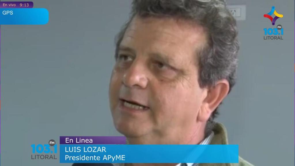 “La apertura de las importaciones generará un horizonte oscuro para las empresas”. Luis Lózar, presidente de APYME, brindó un crudo análisis sobre el impacto de las políticas nacionales en las pequeñas y medianas empresas, haciendo énfasis en las consecuencias de la apertura de importaciones. «Esta medida puede ser devastadora para ciertos sectores, especialmente aquellos que producen bienes industriales y deben competir con productos extranjeros sin ningún tipo de control». En su evaluación del primer año de gestión del Gobierno Nacional, calificó el periodo como “muy complicado” para las pymes de Entre Ríos. Explicó que el cierre de obras públicas provocó una fuerte caída en el sector de la construcción y un impacto generalizado en otras industrias. Aunque algunas estadísticas nacionales muestran números más alentadores, en la provincia la capacidad operativa de las empresas cayó un 15%. “Aunque les quites todos los impuestos, sus insumos no alcanzan al costo de lo importado. Esto afectará la producción nacional y generará desempleo” manifestó. Asimismo, alertó “Estamos viendo neumáticos un 30-40% más baratos, pero de calidad dudosa. Esto es alarmante, especialmente en el transporte de larga distancia que lleva personas”. De cara al futuro, señaló que el panorama es incierto. “No pedimos subsidios, solo cuidado y representación. Las pymes somos los mayores generadores de empleo en el país, pero no tenemos quién nos represente en los ámbitos de decisión”. También expresó preocupación por los regímenes de incentivo RINI y RIGI, especialmente por las facilidades que ofrecen a grandes inversiones extranjeras. «Estas medidas favorecen a sectores como la minería y el petróleo, pero descuidan a las empresas locales. Además, criticó la posibilidad de ingresar maquinaria usada, lo que impactaría negativamente en la industria metalmecánica&nbsp;nacional.