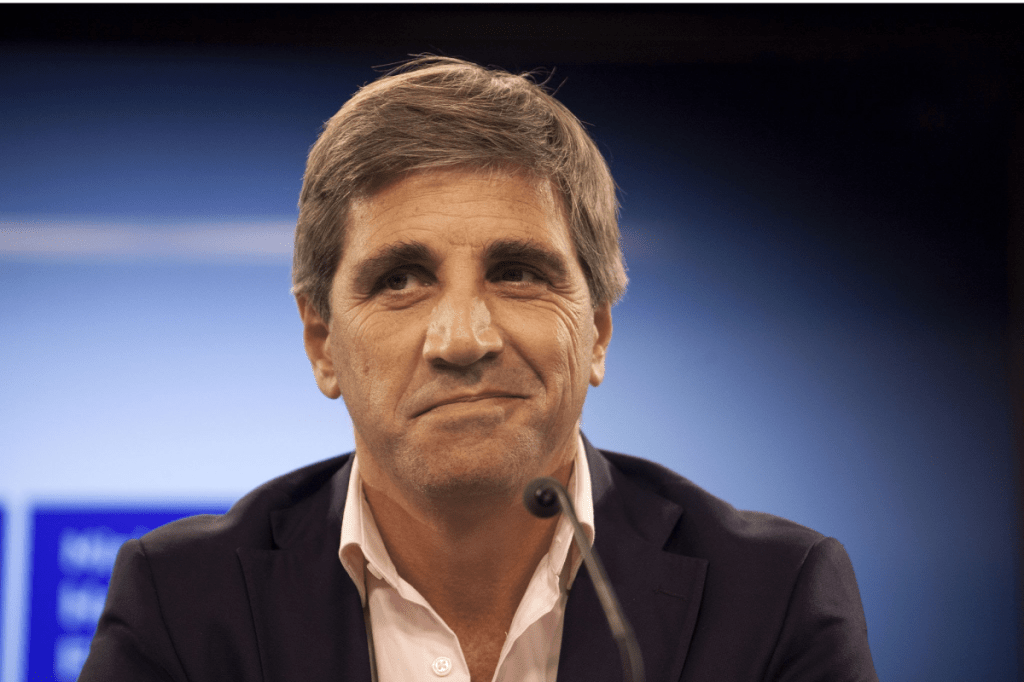 El ministro de Economía, Luis Caputo, respondió a los gobernadores de la Región Centro que solicitaron bajar las retenciones al campo, criticándolos por no reducir el impuesto a los Ingresos Brutos en sus provincias. En un mensaje en redes sociales, Caputo subrayó que el gobierno trabaja diariamente para bajar impuestos, destacando que, desde la llegada de Javier Milei, se han reducido más tributos que en administraciones anteriores, incluyendo el impuesto inflacionario. Además, cargó contra los municipios por las tasas municipales, calificándolas de abusivas y desconectadas de los servicios brindados. Caputo también mencionó la eliminación del Impuesto PAIS y la reducción de aranceles en bienes de capital, resaltando que estas medidas contribuyeron a una caída significativa en la pobreza al reducir la&nbsp;inflación.