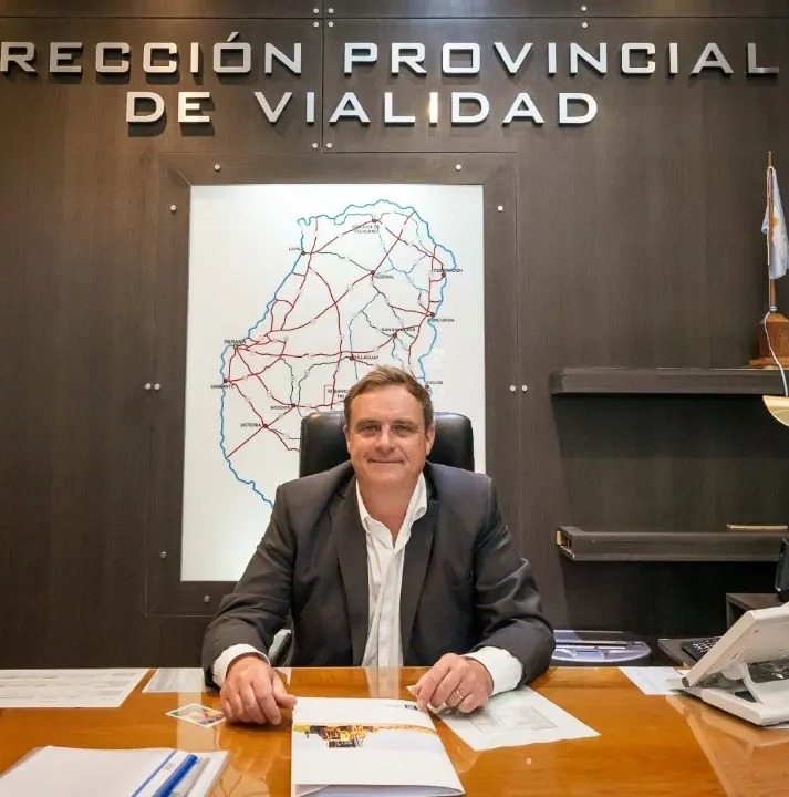 Ezequiel Donda: “Buscamos descentralizar la inversión en vialidad para optimizar los recursos”. En el marco de la reunión con intendentes entrerrianos, el Administrador de Vialidad Provincial, Ezequiel Donda, explicó la estrategia para descentralizar la inversión y mejorar el mantenimiento de los caminos rurales en la provincia. “Venimos a informar sobre la descentralización de vialidad en cuanto a la atención de caminos y la inversión en infraestructura. No podemos atender todos los caminos desde una sola repartición: hay más de 30.000 kilómetros en la provincia y con suerte podemos abarcar un tercio de ellos de manera óptima. Necesitamos que los municipios participen activamente en la mejora y el mantenimiento”, sostuvo Donda. El funcionario detalló que el plan de descentralización incluirá la transferencia de fondos a municipios y comunas, con un esquema basado en el pago por kilómetro de camino atendido. También señaló que las juntas de gobierno serán incorporadas progresivamente a esta estrategia. “Buscamos que la inversión tenga mayor cercanía, porque siempre los recursos son insuficientes, pero con esta modalidad intentaremos optimizar lo poco que hay y que llegue de manera más efectiva a los caminos que realmente lo necesitan”, agregó. La problemática del estado de los caminos rurales y su impacto en la conectividad de los habitantes de pequeñas localidades sigue siendo un tema central en la gestión&nbsp;provincial.