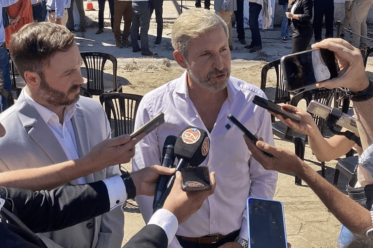 Frigerio con saldo positivo en Entre Ríos, mientras Bordet y Bahl enfrentan alta imagen negativa.Un sondeo de la agencia Taquion realizado entre el 25 de enero y el 5 de febrero en Entre Ríos muestra que el gobernador Rogelio Frigerio mantiene una imagen positiva del 55%, con un saldo favorable de 22 puntos. En contraste, el exgobernador Gustavo Bordet y el exintendente de Paraná, Adán Bahl, registran niveles altos de desaprobación: Bordet tiene un 19% de imagen positiva y un 71% negativa, mientras que Bahl alcanza un 27% de aprobación y un 44% de rechazo. El radical Pedro Galimberti, quien compitió internamente con Frigerio en 2021 y 2023, tiene una imagen positiva del 13% y una negativa del 44%. El estudio también revela que las principales preocupaciones de los entrerrianos son la creación y promoción de empleo (25%), el desarrollo de productores y comercios locales (18%) y la calidad de los servicios de salud (16%).En cuanto a la relación con el gobierno nacional, el 49% de los encuestados cree que Frigerio debería mantener un vínculo “colaborativo” con la gestión de Javier Milei, mientras que un 23% prefiere una postura “crítica” y un 22% opta por una posición “independiente” priorizando los intereses provinciales.Sobre la imagen del presidente, el 51% de los encuestados la calificó como positiva y el 45% como negativa, con un saldo de +6%. Cabe destacar que el relevamiento se llevó a cabo antes del escándalo del&nbsp;criptogate.