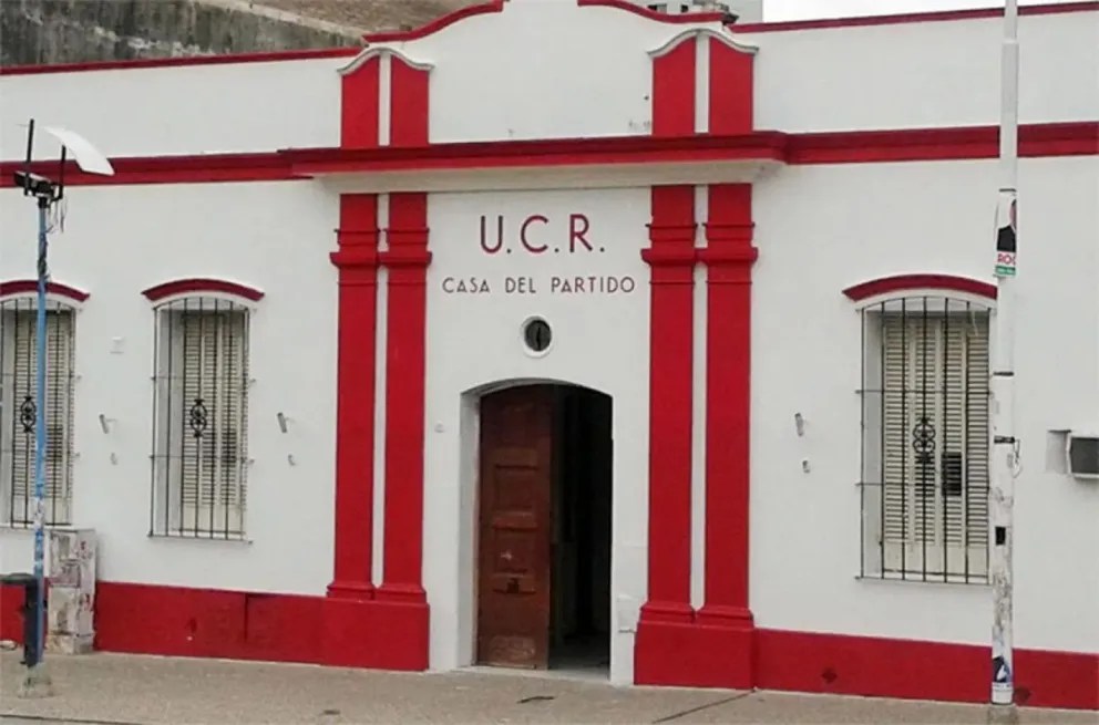 Escándalo y traición en la UCR: senadores radicales bloquearon la investigación sobre el caso $Libra. UCR Activa Entre Ríos calificó como un “jueves negro” la jornada en la que senadores radicales votaron en contra de la creación de una comisión bicameral para investigar el escándalo financiero del caso $Libra, que involucra al presidente Javier Milei y su entorno más cercano. En un duro comunicado, el espacio denunció una “claudicación inédita” de los valores históricos del radicalismo y apuntó directamente contra la senadora entrerriana Stella Maris Olalla, acusándola de haber cedido ante presiones o conveniencias personales. Según el pronunciamiento, esta decisión representa una traición a los principios de transparencia e institucionalidad del partido, y marca la primera vez en la historia en que senadores radicales votan en contra de una iniciativa propia para investigar un caso de corrupción de gran magnitud. También se recordó que esta no es la primera vez que la tibieza y la deslealtad dentro de la UCR han servido a intereses ajenos, mencionando antecedentes como el apoyo a la Ley Bases y el DNU 70/23. Desde UCR Activa exigieron que el Comité Provincial del partido se pronuncie sobre el tema y que se sancione a la senadora Olalla, advirtiendo que el radicalismo no puede permitir que estas inconductas se repitan. “La lealtad es innegociable. Lo contrario tiene nombre: deslealtad y traición”,&nbsp;concluyeron.