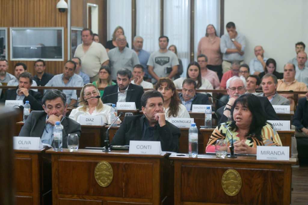 El PJ busca mayor control en el Senado y reclama la vicepresidencia primera. El bloque peronista en el Senado, aunque mayoritario, busca ampliar su influencia institucional en la Cámara Alta y disputar el reparto de poder. Con una mayoría ajustada de nueve senadores frente a los ocho de Juntos por el Cambio, el PJ pretende avanzar con el control de la vicepresidencia primera, hoy en manos del oficialismo a través del senador radical Rafael Cavagna (Nogoyá). El peronismo fundamenta su reclamo en el artículo 5° del reglamento del Senado, que establece que los vicepresidentes primero y segundo deben ser elegidos por votación nominal y mayoría simple de los presentes. Acceder a la vicepresidencia primera sería el primer paso en una estrategia más amplia de influencia. Según el artículo 36 del reglamento, este cargo tiene «propuesta vinculante» para la designación del secretario coordinador, otro puesto clave en el esquema legislativo. Actualmente, el PJ preside cinco de las 14 comisiones del Senado: Asuntos Constitucionales y Acuerdos, Educación, Ciencia y Tecnología, Obras Públicas, Peticiones y Milicias, y Sugerencias Ciudadanas. La intención del bloque es mantener el control de Asuntos Constitucionales, fundamental en las designaciones judiciales, y sumar la presidencia de la Comisión de Legislación General.Pese a su rol opositor, el bloque mayoritario ha acompañado iniciativas clave del oficialismo, como la prórroga de la Emergencia Alimentaria, la extensión de emergencias en materia económica, vial y de obras públicas, el Presupuesto General y la designación de Carlos Federico Tepsich como vocal del Superior Tribunal de Justicia, entre otras. Martín Oliva, senador por Concepción del Uruguay y presidente del bloque peronista, expresó su sorpresa por la falta de contacto del Ejecutivo en la antesala de las sesiones preparatorias que se realizarán este fin de semana, previas a la Asamblea&nbsp;Legislativa.