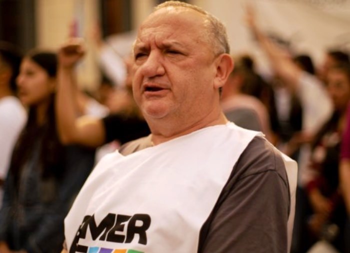 Zampedri: “El gobierno cedió a buena parte de nuestra demanda” y desde AGMER exigimos la normalización del IOSPER. El acuerdo paritario docente fue aceptado con condiciones por la mayoría de los departamentos en el Congreso del 10 de abril. Guillermo Zampedri explicó que la oferta salarial del gobierno fue debatida en las asambleas escolares y en las seccionales del gremio, y que, tras la discusión en el Congreso de Villaguay, se firmó el acuerdo luego de que el gobierno cediera a buena parte de la demanda de AGMER. Entre los puntos centrales, se estableció la aplicación del IPC mensual hasta fin de año, una suma remunerativa y bonificable de 25.000 pesos retroactiva a febrero para quienes tienen más de 10 años de antigüedad, y la actualización de la base de cálculo en marzo, agosto y noviembre para evitar su estancamiento en enero. Sin embargo, AGMER insiste en que la suma fija debe universalizarse para todos los docentes y que el Fondo de Incentivo Docente debe ser remunerativo y bonificable. En cuanto a la situación del IOSPER, Zampedri aseguró que no tiene información sobre una posible denuncia de una autoridad de AGMER Paraná contra el director obrero de la obra social. Sin embargo, sostuvo que el gremio sigue reclamando la normalización del organismo y que su administración debe quedar en manos de los trabajadores, rechazando cualquier tipo de&nbsp;intervención.