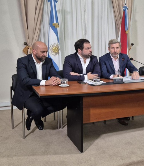 «La plata está, pero no sabemos dónde»: denuncian que la crisis del IOSPER se cobra vidas. Afiliados exigen respuestas mientras la intervención sigue sin resolver el desastre administrativo. Mientras la intervención asegura que está regularizando deudas, los afiliados denuncian que el pago a prestadores se hace de manera parcial y fuera de término. «Les están pagando de a poco a algunos, pero estamos en marzo y todavía deben diciembre. No regularizaron nada», afirmó Jesús Juricich, vice presidente de la Asociación Defensa de los Derechos de los Afiliados que dialogó con el programa «GPS» en Radio UNER. Quien remarcó que los recursos están, pero no se sabe cómo se administran. El desmanejo afecta directamente a los pacientes, y los casos críticos se multiplican. «Un afiliado murió esperando un marcapasos porque el servicio no llegó a tiempo», denunció. La incertidumbre crece con la contratación de servicios externos. Recientemente, se conoció que IOSPER negoció un acuerdo con una empresa de Tierra del Fuego para brindar telemedicina a 300.000 afiliados. «Están desconociendo la ley de creación del IOSPER, que prohíbe contratar fuera de la provincia si hay prestadores locales. Hay algo raro en esto», advirtió el denunciante. Además, cuestionó el modelo del servicio: «Hablaban de cinco consultas gratis en el año, cuando hoy tenemos cinco por mes. Si es por cápita, es un negocio redondo. ¿Para quién? No sabemos, pero claramente no para los afiliados». Las irregularidades no son nuevas. «Ya pasó con los anatomopatólogos: sacaron a los profesionales de la provincia y contrataron una empresa que manda las muestras a Córdoba. Un paciente con cáncer tiene que esperar 45 días para un diagnóstico. Es inadmisible», agregó. La situación de los profesionales tampoco mejora. Mientras se despiden médicos en Gualeguaychú y Concordia, la planta de empleados administrativos sigue creciendo por compromisos políticos. «Cada vez hay menos médicos, pero siguen despidiendo. Mientras tanto, hay empleados que ni siquiera van a trabajar y cobran igual»,&nbsp;denunció.