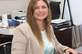 La intendenta de La Localidad del Pingo, Laura Rupp, En una entrevista al programa “GPS” en las radios de la UNER habló sobre el lanzamiento oficial del Peronismo Amplio Renovador (PAR), una nueva agrupación que nace con el objetivo de generar un espacio alternativo dentro del partido. La iniciativa surgió a raíz de un trabajo conjunto realizado durante todo el año 2024, con la finalidad de abrir un espacio que dé cabida a las nuevas voces dentro del partido, para poder hacer una autocrítica y revisar las políticas que, en su opinión, han cercenado a muchos sectores. Consideró, que el principal desafío para el partido es convertirse en una oposición sólida y digna, que pueda cuestionar las políticas del actual gobierno, tanto a nivel nacional como provincial. Explicó que tras 15 meses de la gestión de Rogelio Frigerio, los resultados para la ciudadanía son alarmantes y preocupantes, sobre todo por la falta de acompañamiento de la provincia ante las responsabilidades que deberían ser del gobierno provincial. Con respecto a las fracciones dentro del peronismo, considera que el debate interno es saludable, ya que las discusiones políticas siempre enriquecen el proceso, sobre todo cuando estas se dan de manera abierta y plural, sin las restricciones de mesas pequeñas como las que predominaban en el pasado. Al ser consultada sobre los intentos de ofrecer cargos a exintendentes como Ángel Vázquez y Marcelo Bisogni, Laura Rupp no dudó en calificar estas propuestas como extorsivas y fuera de lugar. Para la intendenta, el gobierno provincial no debe tratar de comprar dirigentes con cargos, sino que debería preocuparse por dar respuestas concretas a la ciudadanía. En este sentido, criticó duramente la falta de respeto hacia los ciudadanos y hacia los dirigentes del peronismo, a quienes se les ofrece cargos a cambio de un apoyo que no resuelve las necesidades de la gente. Sobre la descentralización de vialidad propuesta por el gobierno provincial, mostró su desacuerdo. Esta propuesta es una forma de trasladar responsabilidades sin ofrecer la transparencia de recursos necesarios para llevarla a cabo, lo cual afecta gravemente las finanzas municipales y desvía a los municipios de su verdadera misión, que es ofrecer servicios y obras para la&nbsp;ciudadanía.