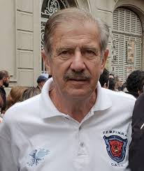 “El gobierno tiene que cambiar el rumbo; el pueblo trabajador ya empezó a ganar la calle”. Oscar Barbieri, secretario general de la CGT regional Paraná, valoró positivamente la movilización nacional del miércoles pasado, a la que calificó como masiva, pacífica y sin incidentes gracias a un buen operativo. Desde Buenos Aires, donde participó junto a compañeros del sindicato de dragado y balizamiento, destacó también la movilización en Paraná, señalando que “el pueblo trabajador está empezando a ganar la calle”, aunque todavía no con la fuerza que se necesita. Aclaró que no se oponen al gobierno elegido democráticamente, pero sí reclaman un giro en las políticas económicas, laborales y jubilatorias. “No solo defendemos al trabajador en blanco, también a los que todos los días salen a pelearla para sobrevivir”, afirmó. Sobre la adhesión al paro, reconoció que esperaban más participación, pero entendió que muchos trabajadores tienen miedo y atraviesan situaciones difíciles. “Se perdieron más de 250 mil empleos privados, cerraron miles de empresas y el Estado nacional echó a 45 mil personas. ¿Dónde van todos ellos? A la calle, a cartonear o manejar un Uber, como en los 90”, lamentó. Criticó a los medios porteños que acusan a la CGT de ausente o desestabilizadora, y apuntó que nadie dice nada sobre los millones que pierde el Banco Central por sostener artificialmente el dólar. “Contra todo eso paramos”, dijo. Barbieri advirtió que el panorama para los trabajadores es grave, con salarios cada vez más bajos, inflación que no se refleja en las paritarias y una vida digna que se vuelve inalcanzable. “Hoy una familia necesita dos millones de pesos para vivir bien, y nadie los gana”, subrayó. Pidió al gobierno de Milei un cambio de rumbo y fue muy crítico con el blindaje mediático hacia el Presidente y sus funcionarios. “Mienten sobre los jubilados y la inflación, y nadie les repregunta”, sostuvo. Finalmente, se mostró escéptico sobre la negociación con el FMI: “Esos fondos no son para producción ni trabajo genuino, son para sostener un modelo financiero que no tiene nada que ver con el pueblo&nbsp;argentino”.