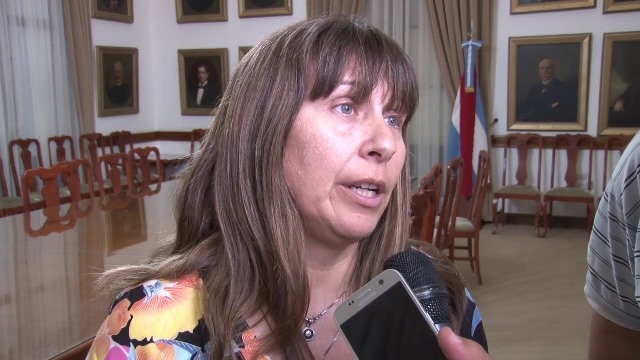 Carina expresó que, para abordar el tema de la salud mental, es necesario seguir trabajando de manera interdisciplinaria, involucrando a distintos profesionales y sectores. Destacó que UPCN forma parte de la mesa de salud mental, donde participan actores como los barrios, la universidad, instituciones y fundaciones, y mencionó que se está buscando la colaboración también del gobierno provincial, con una actitud abierta por parte de su director de salud mental, David. Sobre la necesidad de trabajo conjunto, Carina subrayó que el trabajo debe ser sin mezquindades ni intereses personales, ya que algunas veces se ha utilizado el tema de la salud mental en campañas políticas. Afirmó que ya no hay lugar para la especulación, especialmente tras la crisis que se vivió, y que la Ley de Salud Mental puede ser un eje central, pero que otras cuestiones también deberían ser tratadas con igual relevancia. En cuanto a la capacitación en salud mental, Carina mencionó que, desde UPCN, buscan evitar que los trabajadores carguen con la responsabilidad de solucionar el problema sin las herramientas adecuadas. Señaló que la capacitación debe ser continua y para todos los sectores: trabajadores, chicos, familias, barrios e instituciones, y que no debe quedar solo en reuniones fotográficas que no generen un verdadero cambio. Respecto a los problemas dentro del IOSPER, Carina expresó su preocupación por las dilaciones en trámites administrativos, como los reintegros para cirugía, y mencionó que los trabajadores se encuentran con dificultades para dar respuestas claras a los afiliados debido a la falta de precisión en los nuevos procedimientos. Además, resaltó los recortes salariales a 170 empleados y el ambiente de incertidumbre debido a un cambio en el sistema de liquidaciones. Finalmente, Carina manifestó que no todo está bien dentro de la obra social, a pesar de lo que se comunica en los medios. Aseguró que UPCN se opondrá a cualquier medida que afecte los salarios de los trabajadores y dejó claro que los trabajadores están dispuestos a organizarse. Si las autoridades no escuchan a los trabajadores, advirtió que se verán obligados a tomar medidas de fuerza, aunque reconoció la complejidad que esto implica en el ámbito de la obra&nbsp;social.