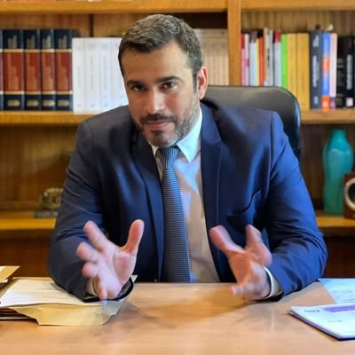 Velázquez: “No hay contratos truchos, hay decisiones políticas”. El abogado José Velázquez, defensor de Hugo Mena y Flavia Beckman, aseguró que los contratos investigados en la causa legislatura “eran regulares, lícitos y tenían respaldo presupuestario”. Sostuvo que sus defendidos no son quienes deben dar explicaciones y que “quienes pueden responder son los contratantes, es decir, los legisladores, de cualquier partido político”. Rechazó que exista una “causa contratos 2”, ya que, según su postura, “si los contratos fueran ilegales ya habría una nueva causa abierta”. Además, remarcó que los testigos que quiere presentar la Fiscalía “no son víctimas, son partícipes” y que “van a ir a reconocer un delito y a tener que devolver plata al Estado”. Velázquez explicó que la causa tiene un alto contenido político: “no es lo mismo contratar a alguien para limpiar calles que contratar dirigentes o asesores políticos; son decisiones que tienen otra lógica”. También aclaró que los montos denunciados por la Fiscalía —alrededor de 53 millones de dólares— responden a “una tesis con la que no&nbsp;coincidimos”.