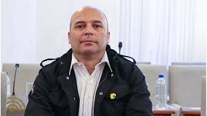 Baez:»Críticas a Frigerio, al IOSPER y a Laumann: falta de liderazgo y abandono político en Entre Ríos». El concejal paranaense de La Libertad Avanza (LLA), sostiene que el gobernador Rogelio Frigerio “se quedó a mitad de camino” respecto del ajuste que pregona Javier Milei. Aunque reconoce buena voluntad, lo acusa de mantener un esquema impositivo alto con Ingresos Brutos como ejemplo y de recurrir a más deuda provincial mientras la economía nacional pide austeridad. A su juicio, la Legislatura entrerriana incluidos diputados de LLA terminan “votándole endeudamiento sin chistar”, señal de que falta conducción política real y alineamiento ideológico con la Casa Rosada. Para Báez, no habrá alianza estable con Frigerio mientras el mandatario no muestre señales “concretas y duras” de recorte y modernización estatal. Describió la crisis del IOSPER como un efecto dominó: si la obra social estatal no paga, clínicas y prestadores privados quedan al borde del colapso y, en última instancia, los trabajadores de la salud se quedan sin salarios. Criticó que la intervención anunciada por el gobierno provincial sea opaca, sin balances ni responsables claros por “los desfalcos de los últimos veinte años”. Reclama que primero se esclarezca la situación financiera, se identifiquen actos de corrupción y se informe públicamente antes de hablar de disolver el IOSPER o crear un ente nuevo. Mientras tanto dice jubilados y afiliados “no tienen tiempo para esperar”; falta medicación oncológica y se ven recortes semejantes a los que hoy tensan la relación entre PAMI y sus beneficiarios. En el plano interno, Báez dirige su mayor reproche a Andrés Laumann, uno de los organizadores de LLA en Entre Ríos. Sostiene que, pese a su cercanía con funcionarios nacionales, “no resuelve ni una sola cuestión concreta” para la provincia: ni gestiones de obra pública atrasada ni articulación con organismos como PAMI o Vialidad Nacional. Lo acusa de limitarse a “firmar papeles, aparecer cuando avanza el expediente del partido y lanzar declaraciones&nbsp;tardías”.