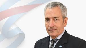 Damasco gestiona soluciones para afiliados del IOSPER y reclama el tratamiento de sus proyectos legislativos. Desde el bloque La Libertad Entre Ríos, confirmó que no acompañará la disolución del IOSPER. Argumentó que la obra social se sostiene con los aportes de los afiliados y que, a pesar de la intervención, las prestaciones no han mejorado. “Los afiliados siguen sin acceder a medicamentos oncológicos, para el Parkinson, la diabetes, o a prótesis. Todos los días recibimos reclamos”, expresó. En ese marco, aseguró que trabaja desde su departamento para gestionar respuestas y que ha mantenido reuniones con gremios como AGMER y la intersindical, en rechazo a la iniciativa del gobierno. En vez de eliminar el IOSPER, propone reformas puntuales, auditorías internas y externas, y procesos participativos de mejora. También manifestó su frustración respecto al funcionamiento de la Legislatura: “Tengo varios proyectos presentados que nunca fueron tratados ni llevados a comisión”. Entre ellos, mencionó iniciativas vinculadas a la reducción del costo energético, beneficios para productores de arroz y arándanos, un proyecto de adhesión a la ley de oncopediatría y otro para regular la atención médica a extranjeros. Por otro lado, señaló que en su espacio político hay diversidad de posturas y que trabaja junto a Oscar y Darío Báez en la construcción de un nuevo armado con eje en el diálogo y el consenso. Aseguró que no hará alianzas con el oficialismo, y cuestionó la falta de obra pública en la gestión provincial actual. También expresó que si La Libertad Avanza no abre el juego a todos los dirigentes, su sector tendrá sus propios candidatos en&nbsp;2025.