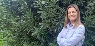 «La justicia está actuando y eso nos da tranquilidad»: investigan posible falsificación de firma en la comuna de Saúl Montrull. La presidenta comunal de Saúce Montrull, Soledad Daneri, confirmó que la justicia entrerriana avanza en la investigación de una denuncia por la presunta falsificación de firma en una nota de renuncia presentada en 2023. El caso involucra a la vocal comunal Pamela Maldacena, quien negó rotundamente haber redactado o firmado el documento que llevaba su nombre y que fue entregado por su compañero de bancada, Leonardo Claús. “La justicia está actuando y eso nos da tranquilidad. Nosotros como comuna hicimos lo que teníamos que hacer: dimos aviso a la fiscalía y pusimos todo a disposición”, expresó Daneri, quien remarcó la gravedad del hecho no solo desde lo penal, sino también desde lo institucional. El expediente quedó a cargo de la fiscal Mercedes Nin, quien ya ordenó una serie de medidas, entre ellas una pericia caligráfica y la toma de declaraciones testimoniales. “Cuando fuimos a notificar a la vocal junto con el jefe de comisaría, ella dijo que no había renunciado, que no era su firma, y manifestó claramente su intención de seguir en funciones. Ahí entendimos que estábamos ante una situación muy delicada”, relató la presidenta comunal. Daneri fue contundente al afirmar que se trató de “una maniobra política” destinada a desplazar a Maldacena para cubrir ese lugar con otra persona. “Esto atenta directamente contra el funcionamiento democrático de una institución. No se puede permitir que se falseen documentos para alterar la representación votada por el pueblo”, sostuvo. Desde la comuna decidieron elevar toda la documentación a la justicia y también al Tribunal de Cuentas. “Tenemos que cuidar las instituciones. No podíamos mirar para otro lado. Hicimos lo correcto y confiamos plenamente en el accionar judicial”, subrayó Daneri, quien además destacó que están asesorados legalmente en todo momento. “La diferencia entre la firma de esa nota y la firma real es clarísima, a simple vista se nota que no coincide. Confiamos en que la pericia va a dejar todo más que claro”, agregó. Mientras avanza la causa, la comuna de Saúce Montrull continúa funcionando con normalidad. Daneri sostuvo que se trata de “un hecho aislado”, pero que debe ser esclarecido hasta las últimas consecuencias: “No hay que naturalizar estas prácticas, porque dañan la democracia desde&nbsp;adentro”.