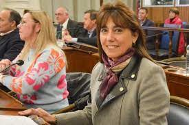 La senadora Gladys Dominguez, en comunicación con el programa «GPS” en radio UNER, evitó responder sobre el interventor, Mariano Gallego y cortó la entrevista: defiende el proyecto OSER mientras tiene hijos contratados en el senado. Respaldó el proyecto enviado por el Ejecutivo, asegurando que se incorporaron casi todos los reclamos, aunque reconoció que no se modificaron dos puntos clave: la conformación del directorio y el cambio de nombre de IOSPER a OSER. Ratificó su pertenencia al bloque y negó haber cambiado de alineamiento político, aunque fue señalada como cercana al frigerismo. Aseguró que existe una campaña para «ensuciar» a los senadores y que hay intereses detrás que buscan «sostener privilegios y la caja», más que mejorar la salud de los afiliados. Dijo haber recibido amenazas por pensar distinto y por intentar promover una reforma profunda del sistema. Criticó fuertemente el funcionamiento histórico de la obra social y sostuvo que la situación es insostenible desde hace años. La senadora cortó la comunicación cuando se le preguntó por la intervención de Mariano Gallego, exintegrante de ObSBA, en el proceso de reforma de OSER. Faltaban muchas preguntas por hacerle. Se menciona que dos de sus hijos tienen contratos en el senado, lo cual genera cuestionamientos sobre su nivel de objetividad y sus intereses personales en el tratamiento del&nbsp;proyecto.