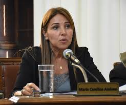 Azcue atropella la autonomía del Concejo, oculta irregularidades y destruye la alimentación infantil en Concordia. La concejal Carolina Amiano planteó una crítica contundente hacia la gestión del intendente, denunciando que ha impuesto decretos que vulneran la autonomía del Honorable Concejo Deliberante, un poder independiente del Ejecutivo. Esta maniobra, que imita el estilo autoritario de otros niveles de gobierno, busca eliminar empleados históricos y reducir el personal de manera arbitraria y sin ofrecer reubicaciones claras, dejando a 15 trabajadores con más de 18 años de antigüedad sin lugar para desempeñarse. Adviertió que estas decisiones podrían derivar en juicios laborales que Azcue deberá afrontar. Además, señala que el argumento oficial de “austeridad” es falso y engañoso, ya que el gasto en salarios de funcionarios públicos absorbe más del 60% del presupuesto municipal. Los recortes de personal no representan un verdadero ahorro, sino una estrategia mediática para disfrazar la precarización del Estado local. Un punto grave de la denuncia recae sobre los comedores escolares y los Centros de Desarrollo Infantil (CDI) en Concordia, donde la alimentación y el cuidado de los niños más vulnerables están en riesgo. Reveló que hay dos empresas proveedoras familiares, vinculadas entre sí, que manejan la entrega de alimentos y están bajo sospecha por presunto desvío millonario. Además, el personal denuncia maltratos y abusos de autoridad, y la información oficial es poco clara y muchas veces oculta en la página de transparencia municipal. Los recortes no solo afectan a la cantidad de personal sino que también impactan directamente en la calidad y cantidad de alimentos que reciben los niños, muchos de ellos en situación de alta vulnerabilidad social, cuyos padres trabajan en changas y necesitan que sus hijos estén bien contenidos y alimentados durante largas jornadas en los CDI. La concejal criticó fuertemente la idea de reducir las comidas a una “copa de leche” y trasladar centros sin contemplar las verdaderas necesidades del territorio. En cuanto a la gestión económica, denunció la desaparición de un fondo anticíclico que servía para emergencias, inversiones poco claras e incluso pérdidas millonarias por malas operaciones con la compra de dólares. Mientras tanto, en Concordia se percibe la falta de obras públicas básicas como el mantenimiento de calles y la recolección de residuos, evidenciando una gestión que no da respuestas concretas a la comunidad. Denunció que Azcue responde con chicanas y ataques a la oposición en vez de afrontar las críticas y rendir cuentas claras, mostrando una inexperiencia que afecta gravemente el funcionamiento de la ciudad. En definitiva, la gestión actual precariza derechos fundamentales, oculta información y vulnera la autonomía democrática, mientras pone en riesgo la alimentación y el desarrollo de los niños más&nbsp;necesitados.