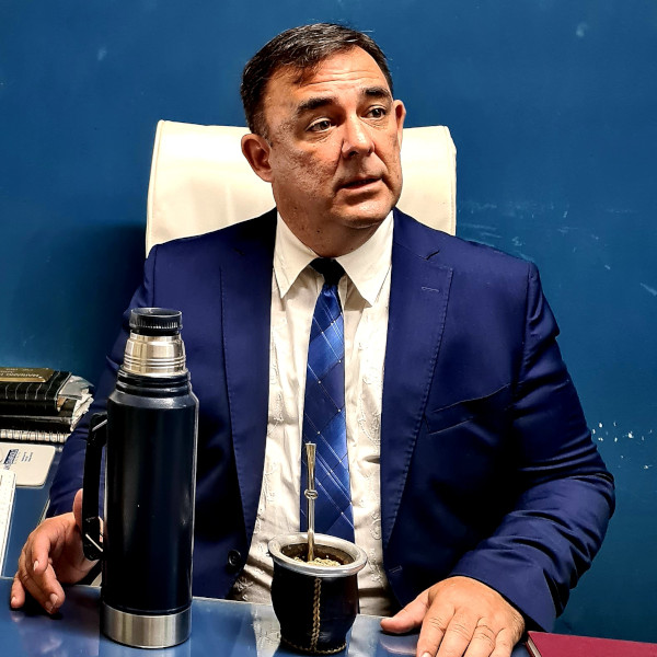 «Grave denuncia penal contra la intervención del IOSPER: acusan a Gallegos y Garcia, por administración fraudulenta, peculado, abandono de persona e irregularidades millonarias en contrataciones».El abogado Mariano Giampaolo, junto al Dr. Rubén Paglioto y numerosos afiliados al IOSPER, presentó una denuncia penal contra las autoridades de la intervención del instituto, encabezadas por Mariano Gallegos. “Hay elementos contundentes que nos hacen pensar en delitos gravísimos”, advirtió. Según explicó, se contrató sin licitación pública a cuatro proveedoras de prótesis de la ciudad de Buenos Aires “que no están registradas en Entre Ríos ni pagan impuestos acá”, y que facturan “el doble de lo que cobran proveedores locales”. Gianpaolo remarcó que las compras no respetaron el circuito administrativo legal, no se hizo compulsa de precios y se priorizaron los pagos a estas empresas por sobre prestadores y pacientes en situación crítica. “Mientras estas firmas cobraban millones, hay médicos, acompañantes terapéuticos, personas con discapacidad y jubilados que siguen esperando prestaciones urgentes”, señaló. Además, denunció que le robaron la computadora y el disco rígido con toda la información de su trabajo en la Comisión Fiscalizadora, en lo que calificó como “un hecho vandálico que también roza lo delictivo”. Entre los delitos que se mencionan en la denuncia figuran administración fraudulenta, peculado, incumplimiento de los deberes de funcionario público y abandono de persona, este último vinculado al caso de un paciente que murió esperando un marcapasos que nunca llegó por “demoras administrativas”. “Esto es un crimen. Que alguien muera por papeleo es criminal”, sentenció. Advirtió también que lo que está en juego no es solo una obra social: “Si el IOSPER sigue tropiezo tras tropiezo con estas desprolijidades, va a colapsar la salud pública. Cuando IOSPER o PAMI andan mal, las guardias del sistema público explotan”, explicó. Por último, advirtió: “Hago responsable a la intervención de cualquier persecución o represalia contra quienes firmamos la denuncia. Estamos ejerciendo un derecho: pedir que se investigue. Si está todo bien, se archiva. Pero si no, que se condene como&nbsp;corresponde”.