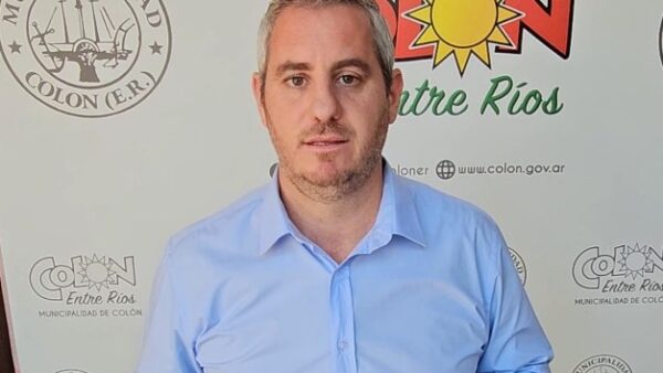 El intendente de Colón, José Luis Walser, valoró como “tranquilizadoras” las declaraciones del presidente uruguayo Yamandú Orsi, quien manifestó que se va a considerar el pedido de reconsiderar la ubicación de la planta de hidrógeno verde en Paysandú. “El presidente fue muy claro, dijo que había que atender este reclamo que construimos desde nuestra comunidad, con actores del ambiente, del turismo, con todo el arco político de la provincia y con el gobernador que se puso al frente”. Destacó que el reclamo se hizo “rápidamente de manera conjunta” para evitar un conflicto como el que vivió Gualeguaychú con Botnia. “Hoy celebramos que la máxima autoridad de Uruguay tomó el reclamo concreto”. Si bien el presidente uruguayo indicó que no habría contaminación de las aguas, pero sí impacto visual, Walser remarcó que “toda producción contamina” y que la “principal contaminación es la visual, porque el proyecto está planteado bien frente a nuestras playas”. Además, subrayó que “el análisis lo tenemos claro” y que el impacto visual tendrá su correlato en el impacto turístico y en el desarrollo de la microregión. Explicó que han “golpeado todas las puertas”, con reuniones en Colón con el gobernador y legisladores nacionales, y que “el canciller está con el tema”. Valoró que “el antecedente del conflicto de Botnia nos sirvió” para trabajar con madurez y anticipación. Sobre la gestión local, indicó que están trabajando en obras de infraestructura, asfaltado, cordón cuneta y distribución de agua potable con fondos propios. Además, buscan un desarrollo económico integral: “Queremos convertir a Colón en un destino turístico internacional, pero también complementar el turismo con industria, producción y tecnología”. En este sentido, avanzan en la concreción de un parque industrial. Contó que trabajan en conjunto con otros intendentes de la región: “El turismo tiene que ser complementario. Queremos que el visitante tenga experiencias más allá de las fronteras de nuestras ciudades”. Mencionó la iniciativa del “pasaporte termal”, que ofrece descuentos en termas de Colón, Villa Elisa y San José, con la idea de extenderlo a toda la costa del río Uruguay. “El visitante no quiere fronteras cuando se va de vacaciones. Si ofrecemos una experiencia plena, va a volver”. Por eso, consideró fundamental seguir trabajando mancomunadamente entre municipios y con el sector&nbsp;privado.