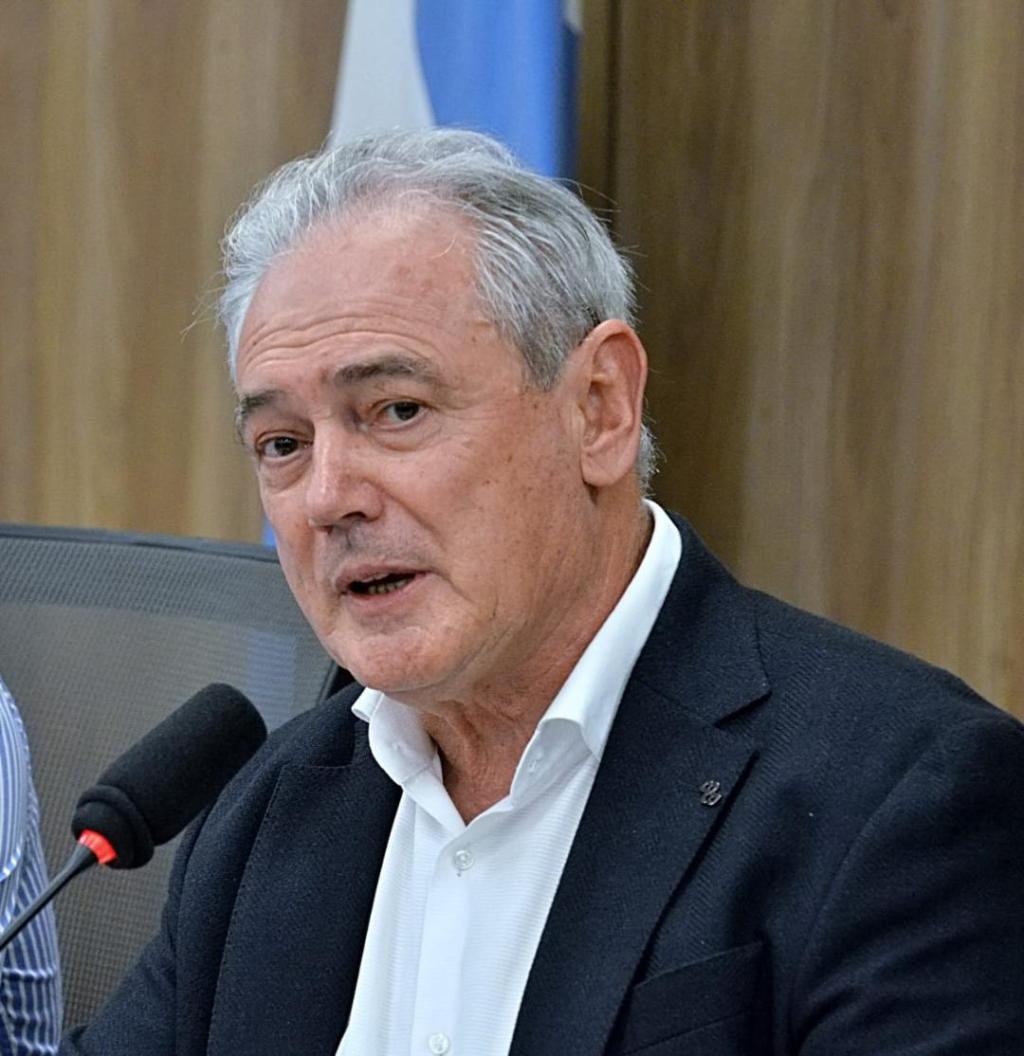 Retenciones, Congreso Radical y debates sobre alianzas: Benedetti cuestionó al Gobierno y defendió la institucionalidad partidaria. El diputado nacional Atilio Benedetti (JXER) – cuestionó con dureza la decisión del Gobierno nacional de volver a subir las retenciones a la soja y al maíz, asegurando que “una vez más el campo es la variable de ajuste”. Recordó que estos dos granos representan el 80% de la producción agrícola del país y advirtió que, en un contexto de bajos precios internacionales y altos costos internos, la producción se vuelve inviable en muchas regiones, incluida Entre Ríos. “Esto es pan para hoy y hambre para mañana”, sostuvo, y agregó que si hubo equilibrio fiscal en el primer semestre con retenciones más bajas, “no se entiende por qué ahora no”. Aunque dijo compartir el objetivo del equilibrio fiscal, Benedetti señaló que esta medida es contraproducente y que “el campo sigue siendo el coeficiente de ajuste”, mientras que las inversiones en sectores como el minero o hidrocarburífero “todavía no aparecen”. Confirmó que mantienen diálogo constante con las entidades del agro, y criticó que el presidente haya sostenido un impuesto que él mismo definió como “nefasto” y que “no derrama nada ni en provincias ni en municipios”. En otro tramo, se refirió a la preocupante baja participación electoral que se registra en distintas provincias y lo consideró “un mensaje fuerte” de la ciudadanía. “La democracia necesita participación; no hay convalidación plena cuando vota solo la mitad del electorado”, expresó. Consultado sobre el reciente Congreso Provincial de la UCR en Villaguay, Benedetti destacó la masiva concurrencia y lo definió como una muestra de “fortaleza y vigencia del radicalismo entrerriano”. Confirmó que se eligió la nueva conducción por amplia mayoría y sin conflictos, y que se decidió postergar la discusión sobre una posible alianza electoral para octubre. Aclaró que no hay ningún acuerdo con La Libertad Avanza y que, por el momento, el compromiso de la UCR está con el gobierno provincial de Rogelio Frigerio. Frente a las versiones de acercamiento con el espacio de Milei, el diputado fue categórico: “No hay nada definido. Si hay conversaciones, se debatirán cuando haya elementos concretos”. Además, minimizó las críticas del sector “UCR Activa”, encabezado por Rubén Pagliotto, al calificarlas como “minoritarias” y recordó que las decisiones las toma el Congreso partidario. Finalmente, explicó que la cercanía o no con La Libertad Avanza se definirá en función de los grandes trazos: “Mayoritariamente, el radicalismo no quiere volver al populismo. En esas definiciones de fondo es razonable posicionarse, pero los matices se discuten en elecciones ejecutivas, como las del&nbsp;2027”.