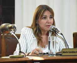“Azcue pisotea la libertad de expresión y despide sin aviso, mostrando su peor cara en Concordia”. Carolina Amiano contó que la medida del cierre de la Radio Municipal en Concordia fue una sorpresa y una jugada política que ingresó de golpe en la sesión del Concejo. Fue el concejal Felipe Sastre quien presentó el proyecto, sin explicar demasiado, y pidió tratarlo sobre tablas, lo que generó sospechas de que todo estaba planificado para cerrar la radio y silenciar voces críticas, ni más ni menos. Explicó que el Ejecutivo primero le sacó la autarquía a la radio, creando un Consejo Asesor que nunca funcionó, y luego derogó ese mismo consejo con otra ordenanza. Esto evidencia que nunca quisieron que la radio funcione realmente, sino que buscaron coartar voces incómodas. Además, nunca armaron los pliegos para designar un director como debían, y en el proyecto original hasta planteaban una línea editorial que atenta contra la libertad de expresión, algo que el bloque peronista logró sacar para proteger ese derecho fundamental. Sobre los trabajadores, dijo que no saben qué será de ellos porque muchos no tienen garantizado su puesto, y que es una barbaridad que se juegue así con el destino de las personas. Algunos tienen contratos hasta fin de mes, pero no fueron notificados formalmente, y aunque dicen que los reubicarán, ella duda porque ya hubo una persecución sistemática para echar gente. También criticó que empleados con décadas de trabajo en el municipio han tenido que renunciar por hostigamientos, y que el intendente actúa por impulsos, sin diálogo, y solo habla con concejales de La Libertad Avanza que le levantan la mano para todo. Denunció que están intentando liberar al intendente de la normativa de compras para que pueda contratar sin control, firmando un “cheque en blanco” para comprar sin justificar, algo que considera una barbaridad y una falta de respeto a las reglas claras y la transparencia. Finalmente, remarcó la grave situación social de Concordia, con cientos de despidos en diferentes áreas, incluyendo los CDI, y una gestión insensible que deja a los chicos sin nutrición adecuada y sin contención, mientras los padres trabajan en condiciones difíciles. Para ella, la soberbia y la insensibilidad del municipio no llevan a ningún buen&nbsp;camino.