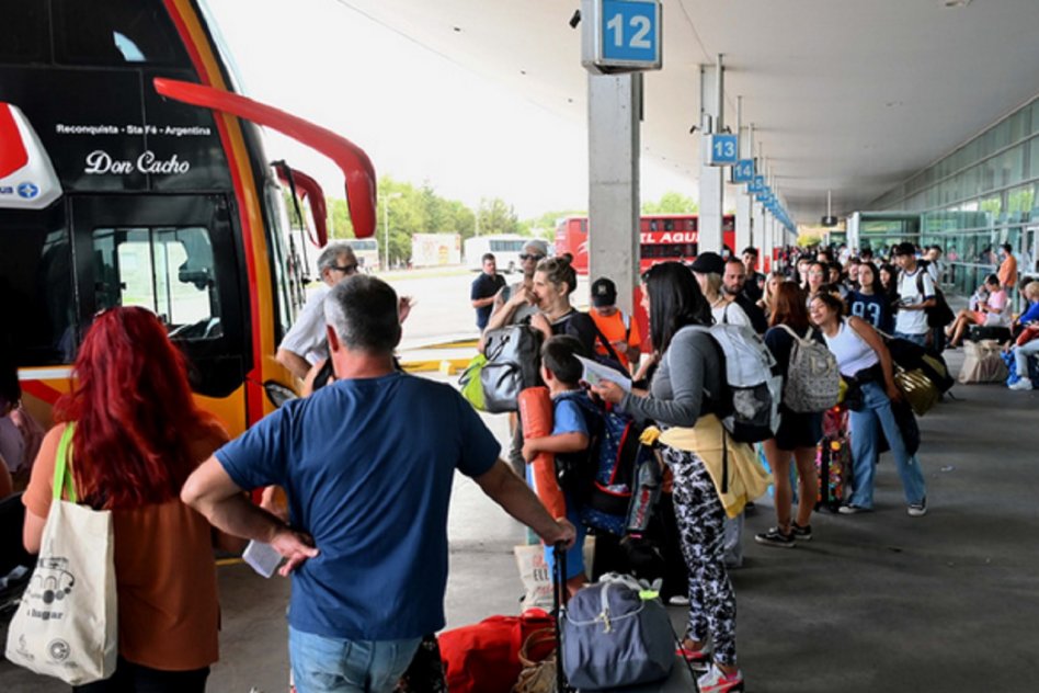 “Nos dejaron plantados con los chicos llorando”: la estafa de los viajes truchos que ya tenía antecedentes y volvió a repetirse. En el programa GPS de Radio UNER Paraná, María Inés relató cómo ella y unas veinte personas quedaron varadas en la iglesia del Cristo esperando un viaje a Mendoza que nunca se concretó. Según contó, ya había contratado anteriormente dos viajes con la misma mujer, uno a Catamarca y otro a Cataratas, “sin ningún problema”. Por esa razón volvió a contactarla, confiando en que todo sería igual. El paquete que les ofrecieron incluía pasaje, estadía, desayuno y cena por cuatro días en Mendoza, con un costo de aproximadamente 728 mil pesos, que pagaron en cuotas por Mercado Pago. “Estaba todo pago, yo tengo todos los recibos”, remarcó. Sin embargo, el día del viaje, “desde las 4 hasta las 8 de la noche estuvimos esperando” y nadie se presentó. “Ella decía que íbamos con un colectivo, pero cuando llamamos a la empresa, dijeron que nunca la habían contactado”, explicó. Más tarde, la mujer envió un mensaje al grupo alegando que había sufrido “una migraña” y que luego “estuvo internada en el Fidansa y después en el San Martín”, aunque en ningún momento se avisó formalmente a los pasajeros. Detalló que “no era una empresa de turismo, era una persona que hacía viajes particulares” y que hasta un día antes mantenía contacto normal, incluso informando precios de guantes y zapatillas para la nieve. Al intentar comunicarse después del incidente, sólo recibieron mensajes de otra persona diciendo que la organizadora tenía “principio de un ACV”, pero luego dejó de responder. Según relató, algunas familias habían pagado por cinco pasajes, lo que significaba “casi tres millones y medio” de pesos. Además, después de viralizarse el caso, aparecieron otros damnificados de distintas ciudades como Villaguay que “dicen que les pasó lo mismo”. Presentó denuncia en la comisaría 13 y afirmó que un fiscal está investigando, aunque todavía no recibieron información precisa. “No sé si vamos a recuperar la plata, pero por lo menos que no estafen más personas”, expresó. Mientras tanto, continúan apareciendo nuevos testimonios y pruebas sobre esta presunta estafa que afectó a decenas de viajeros&nbsp;entrerrianos.