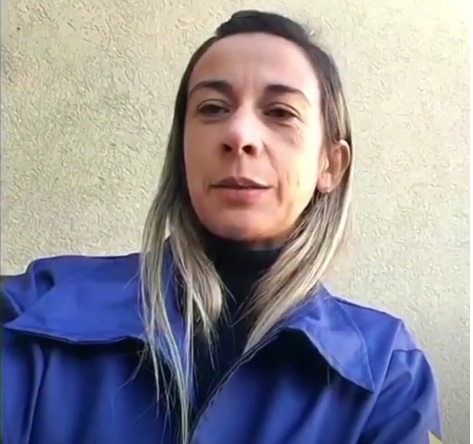 “Estafas millonarias con créditos y motos: cómo no caer en la trampa”. La comisario Eliana Galarza, jefa de la División de Delitos Económicos de la Policía de Entre Ríos, detalló la investigación sobre una maniobra fraudulenta en Paraná relacionada con créditos para la adquisición de motos o créditos en dinero que varios vecinos tramitaron a través de promotores de crédito que les ofrecían facilidades extremas para obtenerlos. Según Galarza, las personas damnificadas fueron contactadas por promotores que sólo les solicitaron una fotocopia del DNI y, en algunos casos, hasta un escaneo biométrico del rostro para tramitar créditos de montos altos, que iban desde los 5 hasta los 10 millones de pesos por persona. Sin embargo, los vecinos nunca recibieron las cuponeras ni las modalidades de pago, y al revisar su situación en la página del Banco Central, descubrieron que tenían no uno, sino hasta cuatro créditos tramitados sin su consentimiento, sumando hasta 25 millones de pesos en algunos casos. La investigación se inició a partir de denuncias realizadas por tres vecinos que se alertaron ante estas irregularidades y llevó a allanamientos productivos en Paraná, donde se secuestraron elementos para ser analizados por la fiscalía. La jefa policial destacó que aún no está confirmado si estas personas están vinculadas con alguna financiera o concesionaria, pero que la investigación buscará dilucidar la relación y si hubo documentación adulterada. Galarza advirtió que la facilidad y comodidad que estos promotores ofrecían —como la gestión sin necesidad de desplazarse ni realizar trámites— fueron claves para captar a las víctimas, quienes muchas veces no podían acceder a un crédito por vías oficiales. Por eso recomendó a quienes vayan a solicitar un crédito a través de un promotor que verifiquen estrictamente que lo que les ofrecen sea lo pactado, para evitar encontrarse con varios créditos emitidos sin autorización. Además, la comisario recordó que las denuncias deben realizarse en las comisarías, pero para consultas se puede contactar a la División de Delitos Económicos las 24 horas a través del 343 420 9997. Más allá de estos casos, Galarza explicó que se observa un aumento en estafas tecnológicas, especialmente las que se hacen mediante llamadas por WhatsApp que simulan provenir de plataformas oficiales como Mercado Libre o Mercado Pago. En estas llamadas, los estafadores engañan a los vecinos haciéndoles creer que están realizando una transacción importante, y al intentar anularla, terminan proporcionando información sensible que es utilizada para hacer transferencias desde sus cuentas. Algunos casos incluso terminaron con vecinos yendo a cajeros automáticos para realizar transferencias por montos elevados. Enfatizó que ninguna entidad oficial realiza llamados por WhatsApp y que ante una llamada sospechosa la recomendación es cortar de inmediato. También informó que continúan operando grupos dedicados a la modalidad clásica del “cuento del tío”, en particular una banda organizada que operaba desde Paraná hacia distintas ciudades de la provincia, especialmente afectando a adultos mayores. Esta banda convencía a sus víctimas mediante llamados telefónicos para que entregaran su dinero a un supuesto representante bancario que luego llegaba a sus domicilios a concretar la estafa. La causa ya tiene 13 personas detenidas tras una serie de allanamientos. Finalmente, remarcó la importancia de denunciar cualquier estafa lo antes posible, ya que desde un llamado telefónico se puede rastrear mucha información que ayuda a desbaratar estas&nbsp;organizaciones.