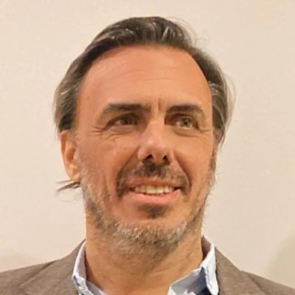 “No me voy a callar ante una burla pública de un funcionario”. Leonardo Posadas, dirigente radical de Gualeguaychú, denunció públicamente que fue víctima de una actitud discriminatoria por parte del jefe de Gabinete municipal, Luciano Garro. En una entrevista radial, Garro se refirió a él con una pausa burlona, al mencionar la causa de impugnación que Posadas presentó contra la candidatura del actual intendente Mauricio Davico. “No sé si se piensa que es gracioso o quiere ser el nuevo Franchela, pero de gracioso no tiene nada”, expresó Leonardo. Para Posadas, la burla no es solo contra él, sino que representa una falta de respeto hacia muchas personas que sufren problemas de habla, especialmente chicos que se retraen o pierden etapas importantes de su vida por temor a la burla. “Por suerte yo lo pude superar con fonoaudiólogos, pero no todos tienen esa posibilidad”, remarcó. En ese contexto, anticipó que evalúa enviarle una carta documento a Garro exigiendo disculpas públicas: “No lo hago solo por mí, sino por todos los que sufren y se sienten señalados por situaciones como estas”. La raíz del conflicto es la impugnación judicial que Posadas presentó contra Davico, cuya candidatura —según argumenta— no cumplía con los requisitos constitucionales. Detalló tres puntos centrales de su presentación: 1 – Davico tenía domicilio en Gualeguaychú, pero no residencia efectiva, ya que ejercía como intendente de Pueblo Belgrano. 2 – Si residía efectivamente en Gualeguaychú, entonces no podía ser intendente de Pueblo Belgrano.3 – La Constitución permite solo dos mandatos en el mismo cargo, sin excepciones ni traslados de ciudad. “El Tribunal Electoral le dio el pase por razones políticas, no jurídicas. El fallo judicial de verdad lo tiene que dar ahora el Superior Tribunal de Justicia”, señaló. Posadas aseguró que esa causa, que consideraba perdida, fue reactivada recientemente gracias a un dictamen favorable del fiscal general. Ahora, el STJ tiene tres meses para resolverla. “No tienen argumentos legales, por eso se meten con lo personal. La política cambió y se volvió muy baja. Que se rían de una discapacidad en lugar de discutir ideas me parece grave, más aún cuando vienen de funcionarios que dicen luchar contra el bullying”,&nbsp;finalizó.