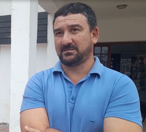 “Cada escuela definirá su modalidad de asistencia ante la ola polar, evaluando la realidad de su comunidad” Sebastián Benedetti, coordinador de las Direcciones Departamentales de Escuelas de Entre Ríos, explicó al programa “GPS” en radio UNER, que ante la ola polar que atraviesa la provincia se resolvió que cada escuela presente su propuesta en función de su realidad, para que luego sea evaluada por el supervisor y la departamental. Contó que se instruyó a cada territorio a contemplar si corresponde atrasar el ingreso o adelantar la salida de los alumnos, pero siempre teniendo en cuenta factores como el servicio de comedor que muchas escuelas primarias brindan y que no se puede suspender de manera inconsulta. Comentó que, por ejemplo, en la zona de Islas los chicos asisten en lanchas y allí no hubo pedidos de reducción de horario ni suspensión, porque se trata de un territorio acostumbrado a estas condiciones. Aclaró que la medida tendrá vigencia durante esta semana, antes del inicio del receso invernal, y se evaluará día a día porque las temperaturas van cambiando, ya que no es lo mismo el frío de hoy que el que hará el jueves o viernes. Sobre las posibilidades de adelantar o retrasar horarios, explicó que hay muchas situaciones distintas: en algunas escuelas el transporte escolar pasa muy temprano, y a veces hace más frío a las nueve de la mañana que a las siete porque se levanta la helada. Por eso insistió en que la evaluación debe contemplar todos los factores y no resolverse de apuro. Respecto de la calefacción, dijo que pocas escuelas solicitaron estufas o caloventores, pero incluso si se pudieran entregar, las instalaciones eléctricas son tan viejas que en muchos casos no soportan esos consumos y saltan las llaves térmicas. Por eso están trabajando junto al Centro de Infraestructura Escolar para estudiar cada situación. Relató que al asumir en enero de 2024 encontraron que no había datos básicos: no sabían cuántos matafuegos había ni el estado de los techos. Por eso decidieron hacer un censo muy completo, relevando aula por aula y registrando todo, desde las ventanas hasta los pisos. Es un trabajo lento que se está realizando con profesionales y también con estudiantes de escuelas técnicas. Afirmó que en todas las escuelas que visitó se encontró con reclamos de infraestructura de larga data que no se abordaron en su momento y hoy les toca afrontar, siendo los principales problemas las filtraciones de techos que mojan las instalaciones eléctricas y dejan sin luz a las&nbsp;escuelas.