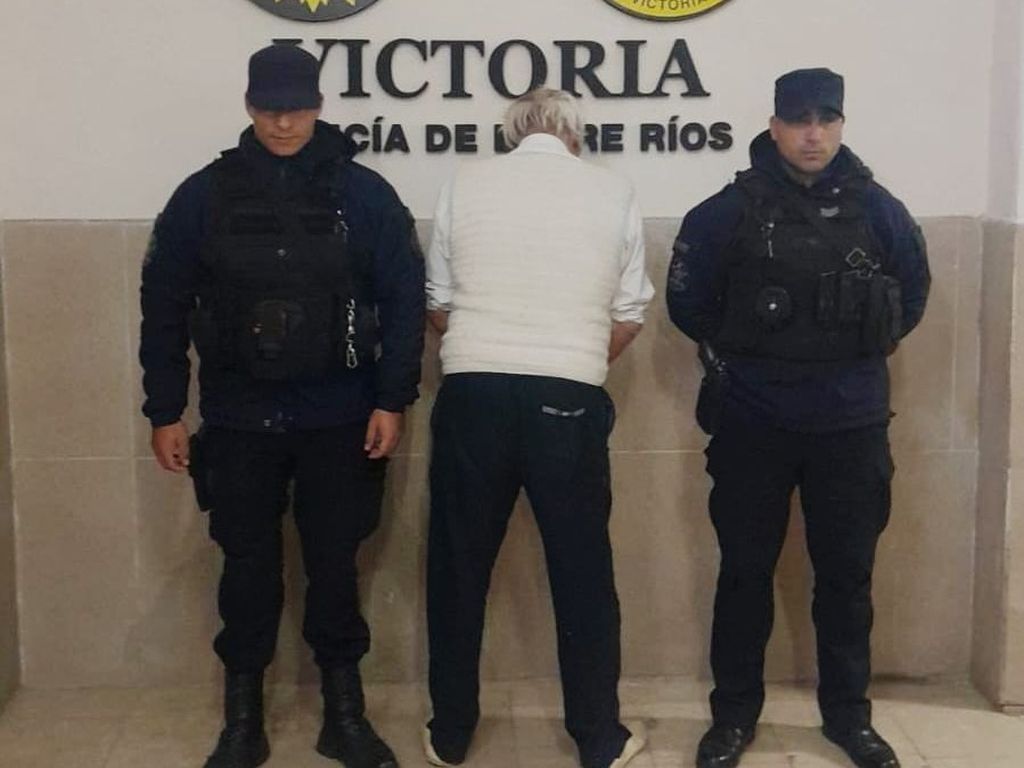 «Ajuste de cuentas sangriento en plena fiesta patronal: Jubilado asesina con facón a otro hombre por venganza contra su padre muerto». En un hecho trágico ocurrido durante la fiesta patronal de San Benito en Victoria, un hombre de 68 años asesinó con un facón a Julio Giglioni, un jubilado de 70 años, en el patio interior de la capilla donde se desarrollaba el evento con más de 400 personas presentes. Así lo relató el comisario Martín Tello, jefe departamental de Victoria, en una entrevista exclusiva para el programa GPS de Radio UNER. Según el comisario, el agresor atacó con dos cortes profundos en el abdomen a la víctima, causándole la muerte minutos después en el hospital local. El homicida fue detenido en el lugar por personal policial, que secuestró el arma homicida y reunió testimonios de testigos presenciales. Aunque no había cámaras de seguridad en el lugar exacto del ataque, la policía trabaja con imágenes de las inmediaciones y las declaraciones para esclarecer el hecho. Lo más llamativo del caso, según detalló el comisario Tello, es que el agresor manifestó en el momento del hecho que la víctima había sido responsable de la muerte de su padre hace 35 años, dejando entrever que el crimen fue un ajuste de cuentas largamente postergado. Sin embargo, esta versión aún no fue confirmada por la justicia. Ambos hombres, ambos jubilados y sin antecedentes policiales conocidos, no tenían conflictos recientes, por lo que el ataque parece haber sido una acción espontánea surgida en el momento. La policía continúa colaborando con la fiscalía, y el caso sigue en investigación. Finalmente, el comisario destacó que, a pesar de esta tragedia y un femicidio aclarado recientemente, la jefatura departamental de Victoria mantiene un fuerte compromiso con la prevención y la lucha contra el delito, señalando la reciente detención de un prófugo con pedido de captura nacional como ejemplo de la eficacia policial en la&nbsp;región.