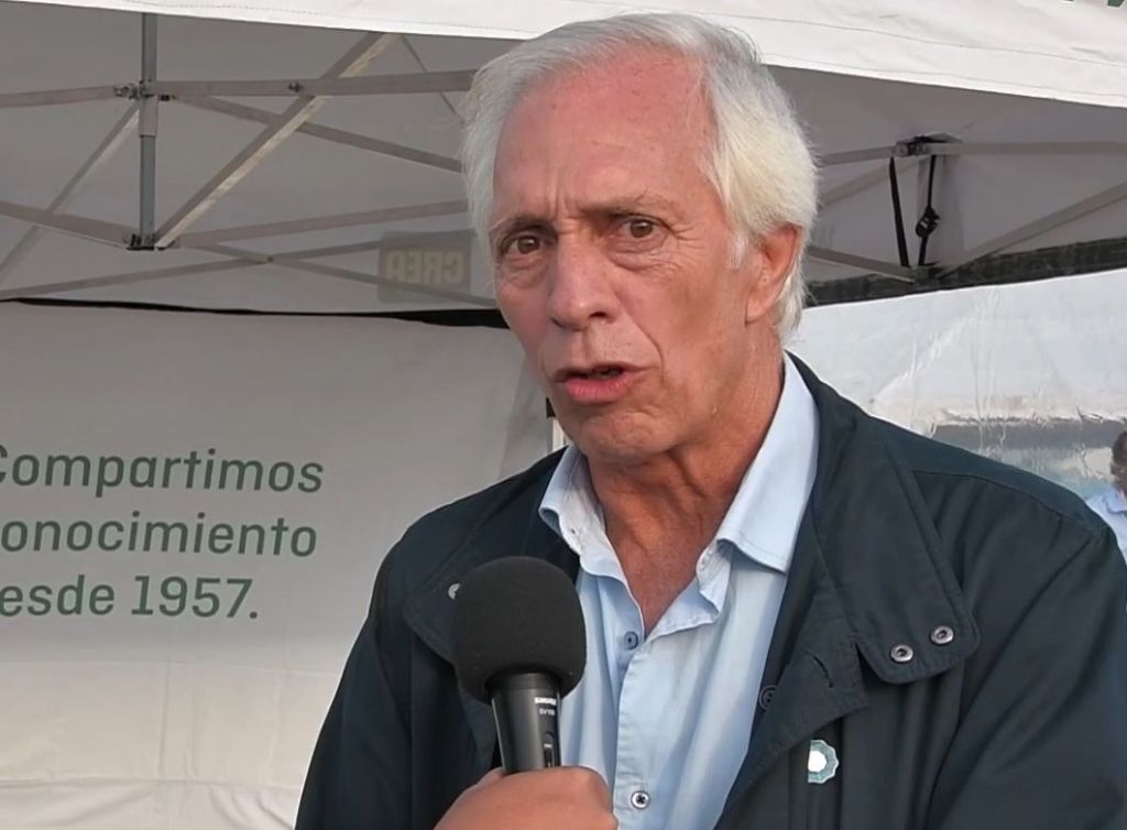 “La baja de retenciones es un primer paso, pero el sector sigue complicado”. El ministro de Desarrollo Económico de Entre Ríos, Guillermo Bernaudo, destacó en diálogo con GPS por Radio UNER la participación “muy exitosa” de la provincia en la Expo Rural de Palermo, con más de cuarenta emprendedores que representaron a todas las microregiones. También valoró los encuentros institucionales, como la reunión entre el gobernador y autoridades de la Sociedad Rural. Sobre el anuncio del presidente Milei respecto a la baja de retenciones, opinó que “a priori es algo positivo” y valoró que se proponga como una medida “permanente y no como ventanitas”. No obstante, fue claro: “Hemos vuelto a lo que estaba el 30 de junio” y señaló que para Entre Ríos “queda pendiente la industria avícola”, que todavía no tiene retenciones cero. El ministro subrayó que “el año es muy complicado” por la caída de precios internacionales y el tipo de cambio, lo que deja al sector “muy comprometido”, sobre todo en zonas alejadas de los puertos. Indicó que, más allá de las retenciones.“Estamos trabajando fuerte en el tema caminos rurales”, señaló. “Hay un relevamiento y estamos formando entre 6 y 8 consorcios nuevos como el avícola en Villa Elisa con productores y municipios. Los recursos son escasos, pero hay que usarlos de forma eficiente”. Sobre la renuncia de Victoria Giarrizzo a la Secretaría de Industria, Bernaudo aclaró que “fue un recambio natural tras un año y medio de gestión” y que las críticas de la exfuncionaria “corren por cuenta de ella”. Aseguró que “el equipo funciona muy bien” y confirmó que Castriel Tonutti, de Diamante, ya asumió el cargo y “está a full&nbsp;trabajando”.