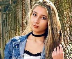 Nahir Galarza: su nuevo abogado analiza beneficios en la ejecución de la pena y no descarta presentaciones en instancias internacionales. El abogado Augusto Laferriere asumió recientemente la defensa de Nahir Galarza, condenada a prisión perpetua por el crimen de Fernando Pastorizzo en 2017, y ya fue aceptado en el expediente de ejecución de la pena. En este marco, explicó que su tarea será evaluar los beneficios previstos en la Ley 24.660, que regula las salidas y reducciones de condena. Laferriere indicó que Nahir ya acumula más de un año de descuentos por estímulos educativos, lo que le permitiría adelantar los plazos legales para acceder a beneficios extramuros. De este modo, en lugar de esperar hasta 2032/2033, podría lograr antes permisos de salidas familiares o laborales. “Si mantiene buena conducta y continúa con capacitaciones, en pocos años podría trabajar fuera de la unidad penal”, aseguró. El letrado diferenció dos instancias: por un lado, el expediente de ejecución, donde se tramitan salidas sociofamiliares, laborales, médicas y la libertad asistida o condicional; y por otro, el expediente principal de la condena, que llegó hasta la Corte Suprema. Respecto a este último, Laferriere adelantó que recién ahora pedirá formalmente su participación para analizarlo. “Es un proceso de casi ocho años con abundante documentación; primero hay que estudiar en detalle antes de definir si corresponde plantear una revisión, un indulto o un recurso internacional”, precisó. En cuanto a la repercusión mediática del caso —con libros, documentales y hasta proyectos audiovisuales—, el abogado confirmó que todas esas producciones fueron autorizadas judicialmente. Sin embargo, aclaró que su intervención se limita al plano jurídico y no a las decisiones personales o mediáticas de su defendida. Con esta nueva defensa, se abre una etapa clave en la causa más resonante de los últimos años en Entre Ríos, que no solo mantiene su peso mediático sino también un fuerte debate jurídico sobre los alcances de la prisión perpetua y las vías de revisión de&nbsp;condenas.