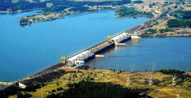 ¿Salto Grande privatizada? El futuro energético de Entre Ríos en juego. Sergio Benítez, secretario general del Sindicato Argentino de Trabajadores de Salto Grande, se refirió a las declaraciones de Joaquín Venegas Lynch, candidato de la Alianza de la Libertad Avanza, sobre la privatización de la empresa estatal. Benítez aseguró que estas declaraciones lo sorprendieron, ya que el tema estaba “enterrado” hace 30 años tras la lucha de toda la región de Salto Grande y de Entre Ríos, y destacó que la intención de privatizar no tiene fundamentos sólidos. El dirigente remarcó que Salto Grande es una empresa estratégica, eficiente y de bajo costo energético para los argentinos, y que su privatización significaría perder un mecanismo clave de regulación y desarrollo regional. Además, destacó que la empresa aporta a la comunidad mediante obras, donaciones de ambulancias, equipamiento médico y programas sociales, y que su valor simbólico y estratégico para la provincia y el país es incuestionable. Respecto al funcionamiento actual, Benítez explicó que Salto Grande está realizando un proceso de renovación tecnológica que durará 20 años y costará 500 millones de dólares, asegurando la producción de energía barata y confiable. Subrayó que la empresa es esencial para cumplir la agenda 2030 de transición energética, duplicar la matriz renovable de Argentina y garantizar la política energética nacional y provincial. Sobre la gestión de Pedro Galimberti como vicepresidente de la delegación argentina, Benítez señaló que es un funcionario dedicado, preocupado por la región y comprometido a defender los intereses entrerrianos en Salto Grande. Finalmente, reiteró que la posible privatización ataca la fuente de empleo de los trabajadores y coloca al gobernador en una situación complicada, mientras la empresa sigue cumpliendo un rol clave en el desarrollo regional y la energía&nbsp;estatal.