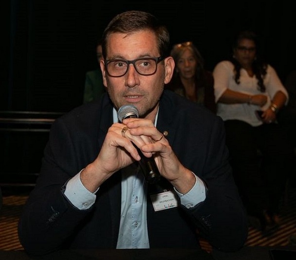 “Privatizar ENERSA no tendría sentido: la empresa es eficiente y reinvierte sus resultados”. Uriel Brupbacher, presidente de ENERSA, explicó que el corte de energía que afectó a unos 42.000 usuarios en Paraná se debió a una tarea de mantenimiento programada en un transformador. Al quedar solo uno en funcionamiento, ocurrió una falla imprevista que derivó en la interrupción del servicio, que fue restablecido en pocas horas de manera progresiva. Advirtió que el gran desafío es el crecimiento sostenido de la demanda eléctrica, que equivale a necesitar prácticamente una estación transformadora nueva por año. Recordó que en las últimas dos décadas solo se construyeron cuatro, por lo que la actual gestión priorizó nuevas obras: ya están en marcha las estaciones de Viale, Oro Verde y Federación, además de la incorporación de generadores en puntos críticos para garantizar un buen verano. Respecto de los dichos de Joaquín Benegas Lynch, que planteó la posibilidad de privatizar ENERSA, Brupbacher fue categórico: “Privatizar ENERSA no tendría sentido. La empresa es eficiente, con balances positivos, y los resultados se reinvierten en obras y en mejorar la calidad del servicio. No tenemos los problemas que se ven en el conurbano o en otras provincias”. Sobre la tasa de alumbrado público, aclaró que ENERSA solo actúa como canal de cobro para los municipios y que cada ciudad define su esquema. En Paraná, esa tasa representa el 16% de la factura. Señaló que se busca un punto de equilibrio junto a los intendentes para que el sistema sea justo y transparente. También adelantó que la empresa avanza en la modernización con medidores inteligentes. Ya se adquirieron 20.000 y la primera prueba piloto será en Aldea Brasilera. En tres o cuatro años se espera que toda la provincia cuente con esta tecnología, que permitirá a los usuarios controlar su consumo desde una aplicación y aprovechar las tarifas horarias para usar la energía de manera más eficiente. En paralelo, se impulsa la factura digital, que por ahora depende de la adhesión voluntaria de los usuarios, pero que forma parte de una estrategia de modernización y cuidado ambiental. En síntesis, Brupbacher reafirmó: “Nuestro compromiso es garantizar que Entre Ríos tenga un servicio eléctrico eficiente, confiable y a la altura de las necesidades de los&nbsp;entrerrianos”