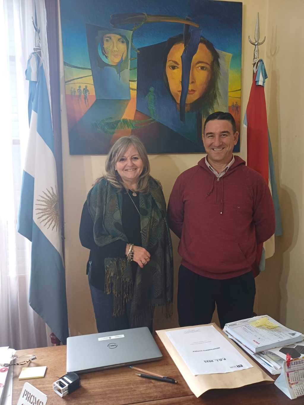 Escándalo en Victoria: una docente fue filmada robando a sus alumnas dentro del aula. Una situación inédita y alarmante sacudió a la ciudad de Victoria: una docente del profesorado de Ciencias de la Educación fue filmada mientras sustraía dinero de las pertenencias de sus propias estudiantes dentro del aula. El hecho salió a la luz gracias a una cámara oculta que las alumnas colocaron tras notar reiteradas faltas de dinero en sus billeteras. El video, que rápidamente se viralizó, muestra a la docente aprovechando momentos en que enviaba a las jóvenes a la biblioteca para revisar sus bolsos y robarles. Tras conocerse las imágenes, las estudiantes realizaron la denuncia penal y el rector del Instituto Superior Mañasco informó de inmediato al Consejo General de Educación. En respuesta, la Dirección Departamental de Escuelas de Victoria y la coordinación provincial dispusieron la separación preventiva de la docente de su cargo y su traslado a tareas administrativas, sin contacto con alumnos ni docentes, mientras avanza la investigación sumarial. Según relató el coordinador de las direcciones departamentales de escuelas de Entre Ríos, Sebastián Benedetti, los últimos robos detectados rondaron los 10 mil pesos por alumna, aunque aún no se determinó el monto total sustraído. Benedetti, con 15 años de trayectoria en la docencia, aseguró que es la primera vez que presencia un hecho de esta magnitud: “Es realmente doloroso y preocupante, nunca había escuchado que un docente robe a sus estudiantes”. El funcionario remarcó que se trata de un hecho aislado, que no representa la conducta de la gran mayoría de los docentes entrerrianos, y adelantó que la investigación en curso será clave para establecer responsabilidades y sanciones ejemplificadoras. La docente involucrada, de 40 años y con 7 años de antigüedad en la docencia, aún no declaró formalmente y lo hará en el marco de la investigación&nbsp;sumarial.