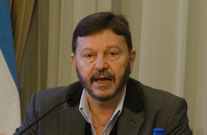 “El superávit fiscal de Milei es trucho y el país vive su peor momento económico”. El economista y docente universitario Roberto Schunk fue categórico al analizar la situación actual tras el anuncio del gobierno de intervenir el mercado cambiario: “Estamos viviendo el peor momento del gobierno de Milei. Todas las crisis en Argentina tienen que ver con la falta de dólares, y mientras no resolvamos ese problema, nos va a pasar siempre lo mismo”. Recordó que desde la apertura parcial del mercado cambiario en abril hasta fines de julio, el Banco Central vendió más de 14.700 millones de dólares, mientras que solo en julio se fugaron 54.430 millones: “La misma plata que conseguimos del FMI se fue a colchones, cajas de seguridad o al exterior. Eso significa que los dólares salen del sistema económico”. Respecto de las cuentas públicas, el economista fue aún más duro: “El superávit fiscal que muestra el gobierno es trucho. Si se contabilizan los intereses capitalizados, al 31 de julio tendríamos 44 billones de pesos negativos. Es obsceno que se pague más en concepto de intereses que en jubilaciones, pensiones y todas las políticas sociales juntas”. Sobre la intervención del Tesoro en el mercado, explicó que no se trata de reservas del Banco Central sino de dólares propios del Tesoro, que originalmente estaban destinados al pago de deudas en 2026: “Van a salir a vender los últimos cartuchos que les quedan para evitar que el dólar supere el techo de la banda. Lo que se busca es contener el dólar hasta las elecciones para que no se dispare la inflación, porque en la Argentina la inflación depende del dólar”. Finalmente, fue crítico con el trasfondo social del ajuste: “El sacrificio que estamos haciendo los argentinos es al cohete, porque acá se están beneficiando el 5% más rico y quienes tienen más dinero, que viven de la bicicleta financiera a costa del conjunto de la sociedad. Cada vez hay menos laburo y cierran pymes, pero el gobierno se aferra a la estabilidad del dólar porque cree que eso le alcanza para llegar a las&nbsp;elecciones”.