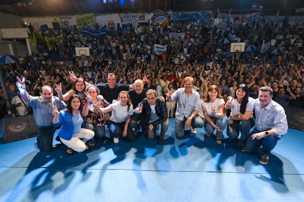 Víctor Sanzberro: “No hay margen para seguir ajustando ni endeudando la provincia” El representante del Departamento Victoria por el espacio Más para Entre Ríos, dialogó con GPS por Radio UNER sobre el cierre de campaña, la situación económica nacional, el endeudamiento provincial y el modelo político que propone su sector. Destacó que el peronismo “se ha puesto de pie” y aseguró que la elección del domingo “no es menor”, sino un momento clave para “poner límites y enderezar el rumbo”. “Solo los votos marcan límites. No hay margen para seguir destruyendo trabajo, salarios y jubilaciones”, expresó. A su entender, la elección definirá dos modelos en pugna: uno basado en el ajuste y el endeudamiento, y otro que “apuesta a la educación, la salud, el trabajo y la igualdad de oportunidades”. El senador cuestionó el rumbo económico de Javier Milei: “La principal política pública de este gobierno es desfinanciar provincias y municipios, quitar protección a la discapacidad y debilitar la salud y la educación”. Reconoció la necesidad de equilibrio fiscal, pero advirtió que debe acompañarse de responsabilidad social: “La responsabilidad fiscal es importante, pero también la social. No se puede ajustar sobre los más débiles”. El legislador remarcó que la lista 501 “Fuerza Entre Ríos”, encabezada por Beto Bahl y Guillermo Michel, representa un peronismo moderado y con vocación de gestión. “Bahl gobernó Paraná con equilibrio fiscal y sensibilidad social. Andrés Sabella, desde la universidad, y la doctora Leiva, desde la salud pública, expresan esa mirada inclusiva”. Fue crítico del proyecto del gobernador Rogelio Frigerio, que busca autorizar un endeudamiento por 500 millones de dólares: “Eso no es sostenibilidad, es tapar agujeros causados por los recortes nacionales. Nos endeudan hasta la cabeza y la economía sigue sin despegar”. El senador advirtió que Entre Ríos se endeuda para cubrir los recortes del gobierno nacional, y que la pobreza y el consumo “empeoran mes a mes”. Desde su departamento, el legislador denunció la entrega de la hidrovía a manos privadas: “Se está entregando la soberanía del lecho del río. El dragado sin control está matando el delta, y Victoria sufre problemas de abastecimiento de agua”. Planteó que esto refleja un “falso federalismo”, donde la provincia “cede recursos naturales y pierde autonomía”. Interna peronista y disciplina partidaria Consultado sobre las diferencias internas en el PJ, Sanzberro aseguró que la lista 501 fue la única que cumplió con los requisitos partidarios: “Convocamos a un proceso interno legítimo. Hay quienes buscan poner palos en la rueda, pero nuestra propuesta es la única oferta electoral real del peronismo.” Sobre posibles sanciones a dirigentes que fueron por fuera, como Carolina Gaillard, dijo que serán los organismos partidarios quienes definan la cuestión. El senador cerró la entrevista con un llamado a “defender un modelo de desarrollo con inclusión”: “El domingo se elige entre dos caminos. Uno que ajusta, endeuda y excluye; y otro que cree en la igualdad, el trabajo y la educación. Nosotros estamos con este&nbsp;último.”