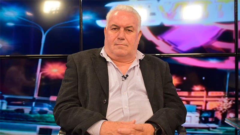 Albisu habló tras la denuncia: acusó actitud “tendenciosa”, defendió el servicio y confirmó que el 6 de diciembre ERSA deja Paraná. El director de ERSA – Buses Paraná, se refirió a la denuncia penal presentada por la Municipalidad por presunto entorpecimiento del sistema de monitoreo del transporte urbano. Dijo que lo primero que le generó fue sorpresa, porque la denuncia se hizo “sin consultar cuál era el problema” y sostuvo que lo ocurrido no fue un sabotaje sino una actualización de software de EFISAT, la empresa que registra los movimientos de las unidades. Aseguró que el servicio nunca estuvo caído y que hubo una doble postura del municipio: “Mientras el secretario legal denunciaba, el subsecretario decía que la prestación era normal”. “Esa contradicción demuestra una actitud “tendenciosa y compleja” en plena transición del sistema y en vísperas del cambio de empresa que comenzará a operar desde el 7 de diciembre. El director también respondió a la versión que afirmaba que se usaron unidades para trasladar jóvenes alcoholizados. Fue enfático: “No hay pruebas, no existe un acta, no hay infracción. Me sorprende que se instale algo así sin fundamentos”. Explicó que la empresa realiza traslados privados porque “los colectivos son nuestros y pueden alquilarse”, y que el caso mencionado correspondía a un viaje contratado para una fiesta de fin de curso, tal como ocurre todos los años. Sobre la licitación del nuevo servicio, confirmó que Buses Paraná se retiró del proceso por falta de garantías y porque “ni siquiera respondieron la impugnación presentada”. Dijo que la adjudicación parecía encaminada desde el inicio y por eso prefirieron no continuar opinando. En cuanto al futuro del personal, aclaró que no corresponde romper la relación laboral de los choferes, sino garantizar su continuidad con la nueva concesión: “El que se va es el concesionario, no el servicio. La Ley de Contrato de Trabajo tiene prelación sobre cualquier ordenanza”. Señaló que ERSA ha operado en distintas provincias y siempre se aplicó el principio de traspaso del personal, y que ese criterio debería repetirse ahora en Paraná. Finalmente, confirmó el día final de operación: “El 6 de diciembre termina nuestro contrato. A partir del 7 deberán decirnos quién sigue prestando el servicio. Como empresa ya no tendremos nada que hacer en&nbsp;Paraná.”