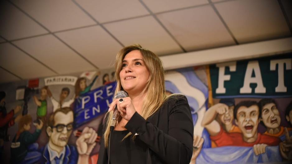 Reforma laboral: FATPREN alerta por un “ataque camuflado” al Estatuto del Periodista y a los medios públicos. En diálogo con GPS, la secretaria general de, Carla Gaudensi, advirtió que el proyecto de “reforma laboral” impulsado por el Gobierno nacional incluye, “casi camuflado” bajo el concepto de “modernización”, un punto que plantea derogar la Ley 12.908, conocida como Estatuto del Periodista Profesional. Sostuvo que la iniciativa “lejos está de ser una modernización” y que, en términos generales, “lo único que viene a implementar son cuestiones regresivas” en materia de derechos laborales. En ese marco, explicó que el estatuto cumple una función central: brindar una protección especial a quienes ejercen el periodismo, no como “defensa corporativa”, sino como garantía vinculada a la libertad de expresión y al derecho humano a la información. Según remarcó, esa protección existe para evitar que “un empresario de medios” pueda condicionar las condiciones laborales de un periodista por su “línea de pensamiento”, y para reducir el riesgo de presiones, represalias o persecuciones cuando se investiga o se incomoda a sectores de poder económico y político. “Derogarlo sería retroceder décadas en acuerdos democráticos”, advirtió. La dirigente sindical reconoció que hay aspectos del estatuto que hoy “no se aplican tal cual”, pero insistió en que la salida no puede ser eliminarlo: “En tal caso, deberíamos discutir realmente qué se cumple y qué no. Pero no derogarlo para que no haya ningún tipo de protección”, planteó, y subrayó que quitar ese “piso de derechos” deja a los trabajadores “totalmente desamparados”. Gaudensi anticipó que FATPREN y los sindicatos de base en todo el país ya trabajan para reunirse con senadores y senadoras, con el objetivo de frenar la derogación del estatuto y cuestionar el conjunto de la reforma. Además, señaló que en el mismo artículo donde aparece la mención al estatuto también se incluye un punto que impacta sobre gravámenes vinculados a la Ley de Servicios de Comunicación Audiovisual, recursos que —según describió— sostienen a medios públicos, comunitarios y a la cultura, y cuya eliminación “beneficiaría a los medios más concentrados” en detrimento de la “pluralidad de voces” y el financiamiento federal. En ese tramo, marcó también una objeción procedimental: indicó que una modificación impositiva “no podría haber entrado por el Senado” y que debería haberse iniciado en Diputados, por lo que habló de un “error grave” en el tratamiento “exprés” del proyecto. Consultada por la situación salarial, la titular de FATPREN afirmó que prensa está entre las actividades con “peores realidades” y describió que hoy muchos trabajadores “cobran bajo la línea de la pobreza” y necesitan pluriempleo para subsistir. También cuestionó el rol de la Secretaría de Trabajo, a la que acusó de ubicarse “del lado de los empresarios”, y advirtió que la pérdida de derechos laborales “precariza” no solo el trabajo, sino también “la calidad del debate público y&nbsp;democrático”.