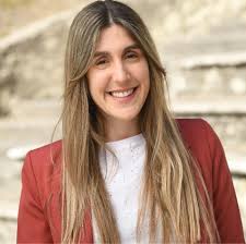 “El 7 de diciembre comienza un cambio rotundo en el transporte público de Paraná”. Luisina Minni presidenta del bloque de concejales de Paraná aseguró que el 7 de diciembre marca un cambio rotundo en el transporte público de Paraná. Describió la llegada de la empresa San José como “emocionante”, destacando las unidades nuevas, el aire acondicionado y la comodidad que, según dijo, “van a impactar directamente de manera positiva en los usuarios”. Remarcó que hubo pruebas previas de recorridos y que ningún barrio quedará sin cobertura, aunque reconoció que habrá ajustes según las necesidades que surjan. Sobre el final de Buses Paraná, Minni recordó que Rosario Romero cumplió su promesa de campaña de no renovarles la concesión, porque la empresa “perdió credibilidad” y dejó a muchos usuarios sin llegar a trabajos o escuelas. Subrayó que el municipio no podía sostener “un servicio tan deficiente”. Consultada por la continuidad laboral de los choferes, explicó que el municipio no puede obligar a la empresa entrante a tomar al personal de la empresa saliente porque se trata de relaciones reguladas por el convenio colectivo y la legislación laboral. Aun así, señaló que San José incorporó a varios conductores de la empresa anterior. En cuanto al nuevo sistema de estacionamiento medido, afirmó que será “totalmente digital” y que forma parte de un plan integral de movilidad. Confirmó que habrá franquicias para vecinos y usuarios que necesiten detenerse algunos minutos, y que el objetivo principal es ordenar el tránsito y acompañar el cambio de lógica del paranaense respecto al uso del auto. También destacó el proceso de designación del nuevo Defensor del Pueblo, con audiencias los días 11 y 12 de diciembre y votación prevista para el 18. Señaló que hubo muchos inscriptos y que la figura ganó relevancia en los últimos años. Finalmente, puso en valor que la empresa San José incorporó cinco mujeres conductoras, algo que la emocionó especialmente. Dijo que este avance, sumado a las nuevas unidades y al nuevo sistema de transporte, forma parte de una ciudad “que empieza a cambiar y&nbsp;ordenarse”.