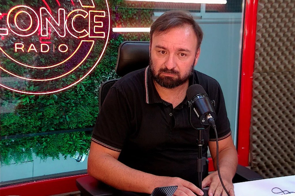 Paraná pondrá en marcha el estacionamiento medido digital en 2026 y prohíbe a los “trapitos” pedir dinero en la vía pública. El Concejo Deliberante de Paraná aprobó en diciembre la ordenanza marco que habilita la puesta en marcha del nuevo sistema de estacionamiento medido, una de las herramientas centrales del esquema de ordenamiento vial y urbano que impulsa la gestión municipal y que comenzará a aplicarse durante 2026. Así lo explicó el concejal Fernando Quinodóz, quien remarcó que la norma no fija todavía un esquema cerrado sino que le da al Ejecutivo municipal las herramientas para implementar el sistema. “Es una ordenanza marco. Durante este año el Ejecutivo va a definir cómo se va a prestar el servicio, si lo va a hacer el municipio o si se va a licitar para que lo haga una empresa”, sostuvo. Señaló que el objetivo es dejar atrás el sistema de tarjetas físicas y avanzar hacia un esquema más ágil, basado en aplicaciones digitales. “Hoy vos comprás la tarjeta, la dejás en el parabrisas y si se te vence tenés que salir a comprar otra. Con el nuevo sistema, si estás en el médico y se te pasó la hora, prorrogás desde el celular y se debita”, explicó. El control también será digital, a través del registro de patentes. “La persona que controla no tiene que pedirle el celular a nadie. Con una aplicación se chequea la patente y, si no tiene pago, se le da aviso al inspector para que labre el acta”, detalló. El concejal remarcó que existe un compromiso político con quienes hoy trabajan como tarjeteros. “No hay que confundir al tarjetero con el cuidacoches o el trapito. El tarjetero es el que vende la tarjeta y le rinde a la Municipalidad”, aclaró. Y agregó que, con el nuevo sistema, no desaparecerán sino que podrán cumplir nuevas funciones. “No van a vender más tarjetas porque el sistema tiende a modernizarse, pero se abre la posibilidad de que hagan tareas de control, mantenimiento de dársenas, pintura y otras funciones”, señaló. Uno de los cambios más fuertes de la ordenanza es que queda prohibido pedir dinero en la vía pública para cuidar, lavar o permitir estacionar un vehículo. “El artículo 12 lo establece como contravención. Antes la policía no podía hacer nada porque no era delito ni falta. Ahora sí”. Esto apunta directamente a la problemática de los cuidacoches y hechos de violencia que se registraron en distintos puntos de la ciudad. La ordenanza fija un mínimo de 1.000 dársenas de estacionamiento medido, con posibilidad de ampliación. “Pueden ser mil, mil uno o dos mil. Las zonas y los valores los va a definir el Ejecutivo cuando dicte el decreto de implementación”, explicó. También se habilita la tarifa diferenciada por zonas y horarios. Quinodóz evitó dar fechas cerradas, pero confirmó que el sistema comenzará a funcionar en 2026. “Primero hay que hacer el pliego, llamar a licitación, adjudicar y dar tiempo a que la empresa arme el sistema. Por eso no hay que poner una fecha que después no se pueda cumplir”, indicó. El concejal recordó que, además del estacionamiento medido, el Concejo seguirá trabajando sobre temas clave como: Transporte urbano, Código de Justicia de Faltas, Presupuesto y tributaria, Servicios y obras, especialmente agua potable “La sesión es solo una parte del trabajo legislativo. La mayor parte es la elaboración de proyectos y el trabajo en comisiones”, subrayó. La primera sesión ordinaria será el 1° de marzo, aunque el Concejo continúa trabajando durante el&nbsp;verano.