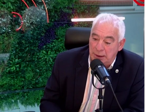 “Van a poblar las cárceles de chicos”: el Defensor General calificó de inútil e inconstitucional bajar la imputabilidad a 14. El debate por la baja de la edad de imputabilidad sumó una advertencia contundente desde Entre Ríos. El defensor general Maximiliano Benítez no dejó margen para matices: “Es inútil. Es inconstitucional. Y no va a mejorar la seguridad”. Sostuvo que la propuesta del gobierno nacional no ataca el problema real y que el impacto en la seguridad sería nulo. “La cantidad de delitos cometidos por esa franja etaria es realmente muy mínima. No es ahí donde está la crisis”.“No más seguridad, sí más violencia”,“Bajar la edad o agravar las penas no brinda mayor seguridad. Está demostrado”. Recordó que Argentina pasó de casi 9 homicidios cada 100 mil habitantes en 2001 a 3,7 en la actualidad. “El delito viene bajando desde hace 25 años”. “No queremos que nuestros niños de 14 o 15 años vayan a la cárcel a perfeccionarse en el delito y volverse más violentos”. Recordó el pabellón juvenil en la Unidad Penal de Victoria en los años 90. “Terminó en uno de los motines más sangrientos de la historia de Entre Ríos, con adolescentes muertos y personal penitenciario muerto. La cárcel genera violencia”. “Donde bajaron la edad están peor”, “En Uruguay superan los 10 homicidios cada 100 mil. En Brasil 23. En México 22. En Paraguay más de 10. En los países que bajaron la edad no mejoraron la seguridad. Están peor”. “Tenemos el mayor índice de presos de la historia del país”, advirtió. Y fue claro sobre el impacto práctico: “Van a poblar las cárceles de niños y adolescentes. El servicio penitenciario no está preparado para eso”. Además recordó que hoy ya existe responsabilidad penal desde los 16 años para delitos graves.