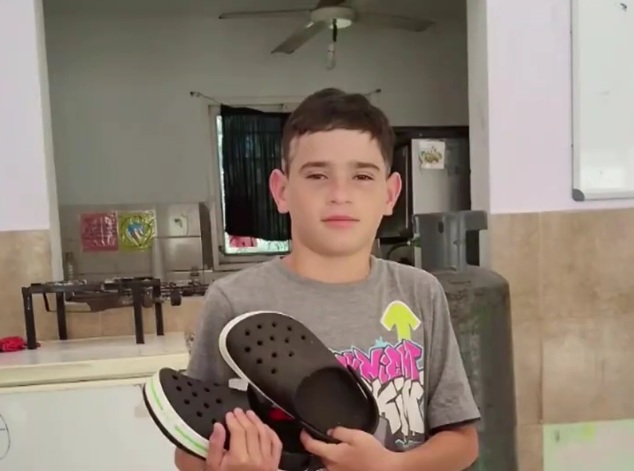 “Cuando el Estado se retira, el narcotráfico se mete en el barrio”. En el merendero Boina de Vasco ya no se habla solo de hambre. Se habla de abandono, de violencia, de consumo problemático y de una narcoestructura que crece donde el Estado se corre. Emanuel Cornejo y Fátima Suárez, referentes del espacio y de la rama Vientos de Libertad del MTE, no esquivaron nada. “Somos la primera trinchera. Las mamás llegan desesperadas pidiendo ayuda por sus hijos. Recibimos violencia, abusos, falta de alimento. Es un combo muy explosivo todos los días”. El merendero funciona hace casi nueve años, detrás de la Comisaría Novena. Hoy sostiene una olla que asiste a unas 275 personas, desayuno para personas en situación de calle y acompañamiento a jóvenes atravesados por consumo problemático. “Sentimos abandono de las políticas públicas en el territorio. Y cuando el Estado se retira, es el narcotráfico el que ocupa el lugar”. “Hay comedores que son puestos por narcos. Eso expone a nuestras infancias. Es muy heavy lo que está pasando”. No hablan solo de hechos policiales. Hablan de economía narco, de plata que circula, de pibes que ven ahí una salida. “Hay una economía ligada al narcomenudeo que le permite a muchos sostener su casa. Esa es la lucha diaria que estamos dando”. Mientras tanto, la crisis empuja a más familias. “Las colas son cada vez más largas. Las porciones aumentan. Viene gente que nunca había tenido que pedir ayuda. Llegan muy dolidos”. En nueve años, aseguran, ningún funcionario se acercó de fondo al merendero. “Trabajamos en salud comunitaria, con equipo, con abordaje integral. Pero necesitamos políticas públicas claras. No podemos quedar a la deriva”. “El merendero da un plato y un abrazo. Pero si el Estado se corre, otros avanzan. Y eso lo estamos viendo en los barrios de Paraná todos los días”.