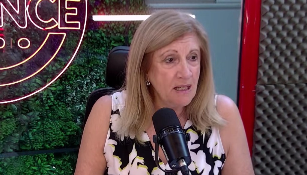 Rosario Romero destacó la Fiesta del Mate, la agenda de verano, las obras y el rumbo de la gestión en Paraná. La intendenta, brindó un amplio repaso de la gestión municipal en la previa de la Fiesta Nacional del Mate, que se desarrollará este fin de semana en Paraná y para la cual se espera una concurrencia cercana a 180 mil personas durante las dos jornadas. Resaltó el carácter cultural y familiar del evento, la calidad de la grilla artística, la participación del Ensamble Paranaense, los finalistas de los Premate y las actividades paralelas como el concurso de cebadores en Sala Mayo. También subrayó el impacto turístico y económico, con alta ocupación hotelera, llegada de casas rodantes y movimiento en restaurantes, clubes y comercios. En ese marco, destacó el rol de 44 clubes deportivos, que estarán a cargo de los puestos gastronómicos bajo un esquema que permite que las ganancias queden en las instituciones, con precios acordados para cuidar el bolsillo del público. La intendenta valoró además la agenda de verano, con eventos masivos como la Fiesta de la Playa, Música en el Anfiteatro y actividades en espacios públicos, y remarcó el potencial del río como eje recreativo, deportivo y turístico, tanto en el Balneario Municipal como en el Thompson. En materia de gestión, señaló que el Municipio destina más del 20% del presupuesto a obra pública, con avances en accesos a la ciudad, saneamiento de arroyos, pavimentación barrial, ampliación de la red de agua, iluminación LED, parque solar y mejoras en el transporte urbano, que definió como un “salto de calidad” para los usuarios. Finalmente, hizo hincapié en el cuidado del ambiente y del espacio público durante los eventos masivos, destacó el uso del vaso ecológico y el trabajo del personal municipal, y llamó a la responsabilidad ciudadana para mantener una ciudad limpia y&nbsp;ordenada.