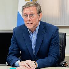 Bahillo propone créditos para desendeudar a empleados públicos: “El salario no alcanza”. El diputado provincial, presentó un proyecto para que el gobierno de Entre Ríos gestione, junto al Banco Bersa, una línea de crédito destinada a refinanciar las deudas de los empleados públicos. La iniciativa busca que los trabajadores puedan unificar deudas contraídas con bancos, financieras o casas comerciales a través de préstamos con tasas más bajas y plazos más largos, lo que permitiría aliviar la presión sobre los ingresos familiares. Explicó que la propuesta surge ante el creciente endeudamiento de los trabajadores, producto de la pérdida del poder adquisitivo del salario frente al aumento de servicios, combustibles, alquileres y otros gastos básicos. Según señaló, muchos empleados llegan al día 15 o 18 del mes sin ingresos disponibles y terminan recurriendo a créditos con tasas muy altas. Indicó que la morosidad en el sistema financiero ronda el 15% en los bancos, cerca del 20% en financieras y entre 25% y 40% en casas comerciales, lo que refleja el deterioro de las economías familiares. Además, advirtió que el problema salarial impacta en la economía en general, ya que la caída del poder de compra afecta el consumo y la actividad comercial, lo que también se refleja en una baja sostenida de la recaudación en los últimos meses. En relación con la reforma previsional que impulsa el gobierno provincial, afirmó que la oposición está dispuesta a debatir el proyecto cuando ingrese a la Legislatura, pero advirtió que no acompañarán medidas que impliquen un ajuste fuerte sobre los trabajadores. Sostuvo que cualquier modificación del sistema jubilatorio debe ser progresiva y pensada a mediano plazo, evitando afectar el ingreso de los sectores medios y de menores recursos.