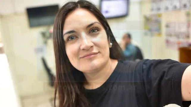 “Infancias captadas por el narco, comedores desbordados y un Estado ausente”. La referente de Suma de Voluntades, Anabella Albornoz, expuso un cuadro crítico de la realidad social en Paraná y el país: más hambre, más chicos en riesgo y organizaciones al límite. Con más de 16 años de trabajo en territorio, advirtió que hoy sostener la ayuda social es cada vez más difícil. La demanda se disparó y ya están asistiendo más de 12.000 platos de comida al mes y miles de tazas de leche por semana, en un contexto donde los recursos no alcanzan y todo se sostiene con donaciones y voluntariado. Denunció un crecimiento fuerte del consumo de drogas en chicos cada vez más jóvenes y una realidad que golpea de frente: niños utilizados por el narcotráfico como mano de obra barata. Advirtió que hay chicos que consumen para “no sentir hambre, frío ni dolor”, reflejando un nivel de vulnerabilidad extremo. Además, señaló que el sistema está colapsado: falta de espacios de contención, centros de tratamiento sin financiamiento, programas como Sedronar con atrasos, escasas herramientas para abordar adicciones. En paralelo, cuestionó los datos oficiales sobre personas en situación de calle y aseguró que la realidad es mucho más grave, con una gran cantidad de personas en condiciones precarias e inestables que ni siquiera entran en las estadísticas. También alertó sobre un problema estructural: la falta de articulación entre el Estado y las organizaciones. Mientras el narcotráfico opera de forma organizada, la respuesta social llega fragmentada y tarde. En ese marco, planteó que las políticas actuales están fallando: se actúa sobre las consecuencias (delito, consumo, cárcel), pero no sobre las causas. Incluso advirtió que medidas como la baja de imputabilidad evidencian el fracaso de las políticas sociales. Sobre la ley de salud mental, sostuvo que tiene buenas intenciones pero es inaplicable en la práctica, lo que termina empujando a muchos jóvenes a la calle o al sistema penal. Más pobreza, más exclusión y una economía ilegal que empieza a dar contención donde el Estado no llega. Frente a esto, reclamó políticas integrales, sostenidas en el tiempo y construidas con la comunidad, con un eje claro: prevenir antes que llegar&nbsp;tarde.