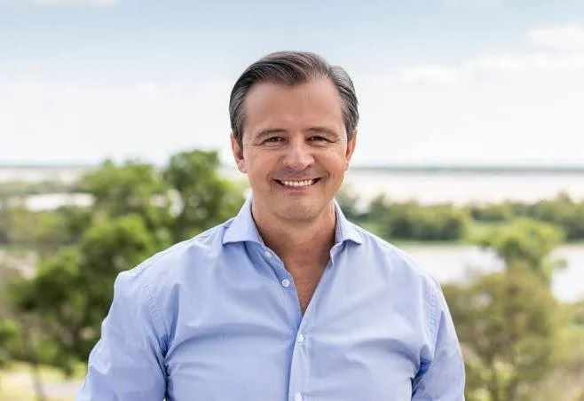 Bahl advirtió por la caída de recursos y pidió “dejar de echar culpas y ponerse a trabajar”. El senador nacional Adán Bahl se refirió a la fuerte caída de recursos que afecta a las provincias y pidió una reunión con el gobernador Rogelio Frigerio para analizar la situación de Entre Ríos. “Esto lo veníamos advirtiendo. La caída de la coparticipación y del consumo tiene un impacto muy importante”, sostuvo. En ese sentido, detalló que “en el primer trimestre las provincias perdieron 1,1 billón de pesos”, lo que representa “una caída del 24% interanual”. En el caso de Entre Ríos, precisó que el impacto ronda los “51.000 millones de pesos”. Bahl remarcó que esta situación afecta directamente a municipios y comunas: “Cuando cae la coparticipación se complica todo, sobre todo en las localidades más pequeñas”. Además, cuestionó la falta de respuestas del Gobierno nacional pese al acompañamiento político del oficialismo provincial. “No hay ningún tipo de beneficio ni reconocimiento. Se acompañan las leyes en Buenos Aires y cuando se llega a la provincia dicen que no hay recursos”, afirmó. En ese marco, insistió en la necesidad de trabajar de manera conjunta: “Uno puede hacer mucho en el Congreso, pero sin el Ejecutivo es difícil. Tenemos que ponernos a trabajar en conjunto”. El senador también hizo una autocrítica al funcionamiento de la política y apuntó contra la gestión provincial. “Ya estamos en el tercer año de gobierno. Es poco serio seguir echándole la culpa a gestiones anteriores”, sostuvo. Y agregó: “Los funcionarios tienen que ponerse a hacer las cosas, dejarse ayudar y resolver los problemas. Para eso fueron elegidos”. En clave política, Bahl aseguró que el peronismo atraviesa un proceso de reconstrucción. “Estamos trabajando en un programa de gobierno y en una alternativa para el país”, indicó. Además, planteó la necesidad de una renovación: “Es la oportunidad para que nuevos dirigentes se pongan a consideración. Hay muchos compañeros y compañeras con capacidad para&nbsp;hacerlo”.