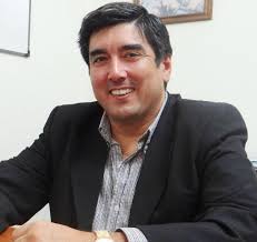 Fuertes alertó por la caída de recursos, cruzó al Gobierno nacional y reclamó abrir la interna del PJ. El intendente de Villaguay, Adrián Fuertes, advirtió sobre el impacto que está teniendo la caída de la coparticipación en los municipios entrerrianos y sostuvo que la situación ya se siente con fuerza en las ciudades. “Van ocho meses consecutivos de caída de la coparticipación” y, en el caso de su localidad, precisó que hubo una merma de entre “un 9 y un 10 por ciento”. En ese marco, remarcó que el problema no es solo la baja de ingresos, sino también el aumento de las necesidades sociales. “Hay un círculo vicioso de menos recursos y más demanda”, afirmó, y señaló que los intendentes buscan trabajar con la Provincia para “optimizar los recursos” sin afectar servicios básicos. Fuertes también respondió con dureza a las críticas sobre las tasas municipales y rechazó los cuestionamientos de funcionarios nacionales y provinciales. “Es falso de toda falsedad que los municipios cobran tasas por servicios que no cumplen”, lanzó. Y agregó: “Quiero que me señalen cuál es la tasa que cobran los municipios por un servicio que no presta”. Además, cuestionó la presión sobre los gobiernos locales mientras Nación retiene la mayor parte de los recursos. “No vamos a permitir bajo ningún punto de vista que alguien ose decir que nosotros cobramos tasas sin prestar servicio”, sostuvo. También apuntó contra la distribución de fondos y reclamó discutir “por qué el 75 por ciento de los recursos fiscales se los lleva el Gobierno nacional y los intendentes participamos apenas con el 3 por ciento”. En el plano político, el jefe comunal habló de la situación del peronismo entrerriano y sostuvo que la renovación debe darse en las urnas. “En política nadie se jubila de oficio”, afirmó. Y dejó una definición directa sobre la interna partidaria: “El que quiera protagonizar liderazgo, lo que tiene que hacer es presentar una lista y&nbsp;competir”.
