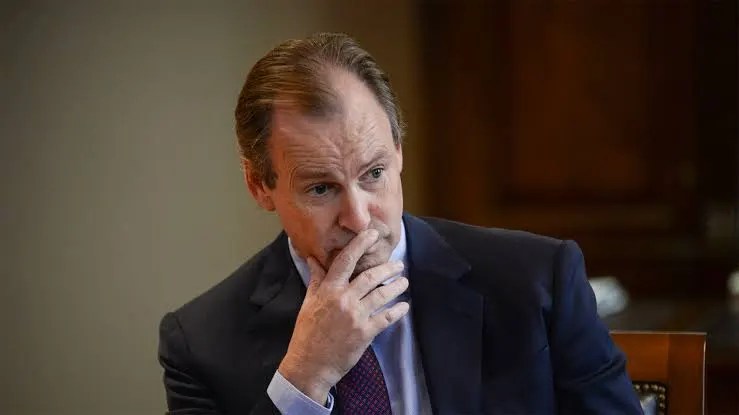 Bordet defendió su patrimonio y apuntó contra la “mediatización” de la causa. El exgobernador habló en GPS por las radios de la UNER sobre la causa por presunto enriquecimiento ilícito que investiga el fiscal José Arias. Aseguró que, tras “dos años y medio de investigación”, no se encontró “ningún bien oculto, ninguna cuenta bancaria no declarada, ninguna sociedad ni propiedades fuera” de sus declaraciones juradas. Bordet cuestionó que aún no se haya realizado una pericia contable integral y calificó los allanamientos en su vivienda y en la casa de su hija como medidas “completamente desproporcionadas”. “No me amparé en los fueros porque no tengo nada que ocultar”, afirmó. También negó irregularidades en la compra del terreno y la construcción de su vivienda en Concordia. Sostuvo que pagó 12 mil dólares por el lote, “el mismo valor que otros propietarios”, y rechazó que haya existido subvaluación. Sobre los viajes al exterior, explicó que se analizan movimientos de un período de 16 años y negó que organismos públicos hayan financiado viajes familiares. “Los viáticos oficiales eran para mí y para mi mujer en carácter de secretaria privada de la Gobernación. Los pasajes de mi hija los pagué yo”, sostuvo. Uno de los puntos más sensibles fue la situación de una mujer señalada en la causa por realizar transferencias a su entorno familiar. Bordet dijo que no era empleada doméstica, sino una persona que acompañó durante años a su hija con discapacidad, que luego trabajó en Gobernación y más tarde ocupó un cargo en el Senado, al que renunció para continuar asistiendo a su hija de manera independiente. “Se busca estigmatizar personas que no tienen absolutamente nada que ver”, afirmó. Según explicó, las transferencias correspondían a gastos habituales vinculados a su hija y luego eran restituidas. Insistió en que la causa debe resolverse con una pericia judicial. “Si se quiere llegar a la verdad, que se haga una pericia y se terminó el problema”, expresó. En el tramo político, dijo que el PJ entrerriano atraviesa un proceso de “reconfiguración” y planteó que deberá buscar consensos o definir candidaturas en internas. También respaldó posibles sanciones a dirigentes que compitan por fuera del partido. Finalmente, descartó una candidatura a intendente de Concordia. “Son ciclos cumplidos”, dijo. Además, cuestionó la gestión de Rogelio Frigerio, especialmente por OSER y la reforma previsional: “Va a perjudicar tanto a trabajadores activos como pasivos”,&nbsp;advirtió.