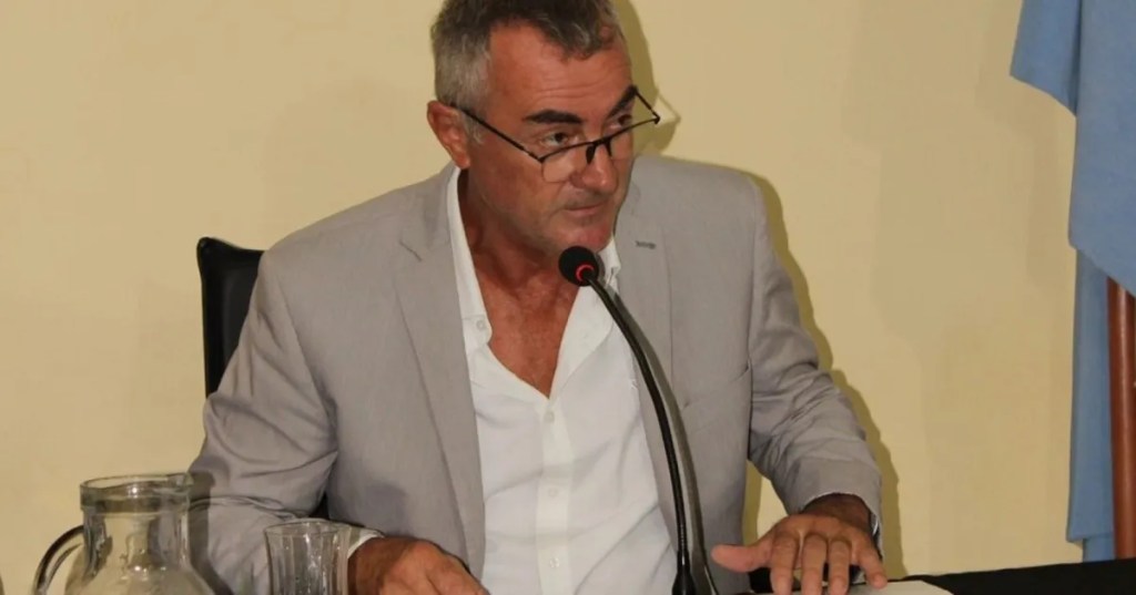 Crisis en municipios: el intendente de Hernández analiza vender terrenos para pagar aguinaldos. Luis Gaioli, confirmó que evalúa la venta de terrenos para poder afrontar el pago del medio aguinaldo en medio de una fuerte caída de la coparticipación y el impacto de la crisis económica. En diálogo con GPS, el jefe comunal explicó que la situación financiera se ha vuelto cada vez más compleja debido a la baja en los ingresos nacionales y provinciales. “Tenemos 10 meses consecutivos de caída de la coparticipación y aumento de la inflación”, advirtió. Según detalló, los municipios como Hernández dependen entre un 70% y un 80% de los fondos coparticipables, lo que los deja especialmente expuestos ante cualquier recorte. “Si a ese porcentaje le sacás un 30 o un 40%, se hace muy difícil sostener los servicios y cumplir con las obligaciones”, sostuvo. En ese contexto, Gaioli confirmó que avanzarán en mayo con la venta de lotes municipales, una práctica que calificó como habitual en la localidad, aunque ahora se vuelve clave para cubrir compromisos como el aguinaldo. También planteó la necesidad de una distribución más equitativa de los aportes del Tesoro Nacional (ATN) y pidió al gobierno provincial que los recursos se repartan de manera proporcional entre todos los municipios. Además, advirtió sobre el impacto social de la crisis: “Hoy no solo el que no tiene trabajo la pasa mal, también el asalariado que no llega a fin de mes”. En ese marco, cuestionó el rumbo económico y lanzó una fuerte definición: “El superávit fiscal sirve, pero con la gente adentro. Si no, hay un déficit social”. Finalmente, Gaioli también dejó una mirada política de cara al futuro, al señalar que el peronismo debe recuperar el contacto con la gente: “Hace falta más barrio, más calle y menos redes&nbsp;sociales”.