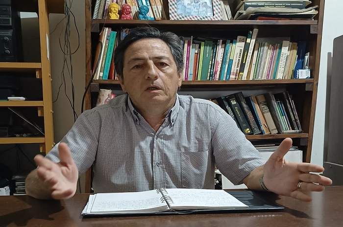 El dirigente de AGMER, Víctor Uthh, cuestionó la última propuesta salarial del gobierno provincial, criticó el pago de bonos “en negro” y advirtió que la situación económica de los docentes entrerrianos es cada vez más grave. Según explicó, la última negociación paritaria terminó sin acuerdo luego de que el gobierno ofreciera un bono de 60 mil pesos por cinco meses y un aumento que consideró insuficiente frente a la inflación y la pérdida del poder adquisitivo. Aseguró que los salarios docentes quedaron muy por detrás de la canasta básica y sostuvo que en los últimos 30 meses los trabajadores de la educación perdieron el equivalente a ocho sueldos completos. Además, alertó que el fuerte deterioro económico obliga a muchos docentes a buscar otros empleos para poder sostener a sus familias, generando endeudamiento, agotamiento y problemas de salud mental dentro del sector. El dirigente también señaló que la crisis impacta directamente en la calidad educativa, ya que muchos trabajadores deben dedicar el tiempo que antes usaban para preparar clases a generar ingresos extras. En ese contexto, advirtió sobre la falta de docentes en las escuelas, el abandono de la profesión, la caída en el interés de los jóvenes por estudiar docencia y el crecimiento de cursos sin maestros. También cuestionó las políticas del gobierno de Javier Milei por la quita de fondos educativos y acusó al gobernador Rogelio Frigerio de acompañar esas medidas. “Si los docentes se van de la escuela, nos quedamos sin escuela pública”,&nbsp;afirmó.