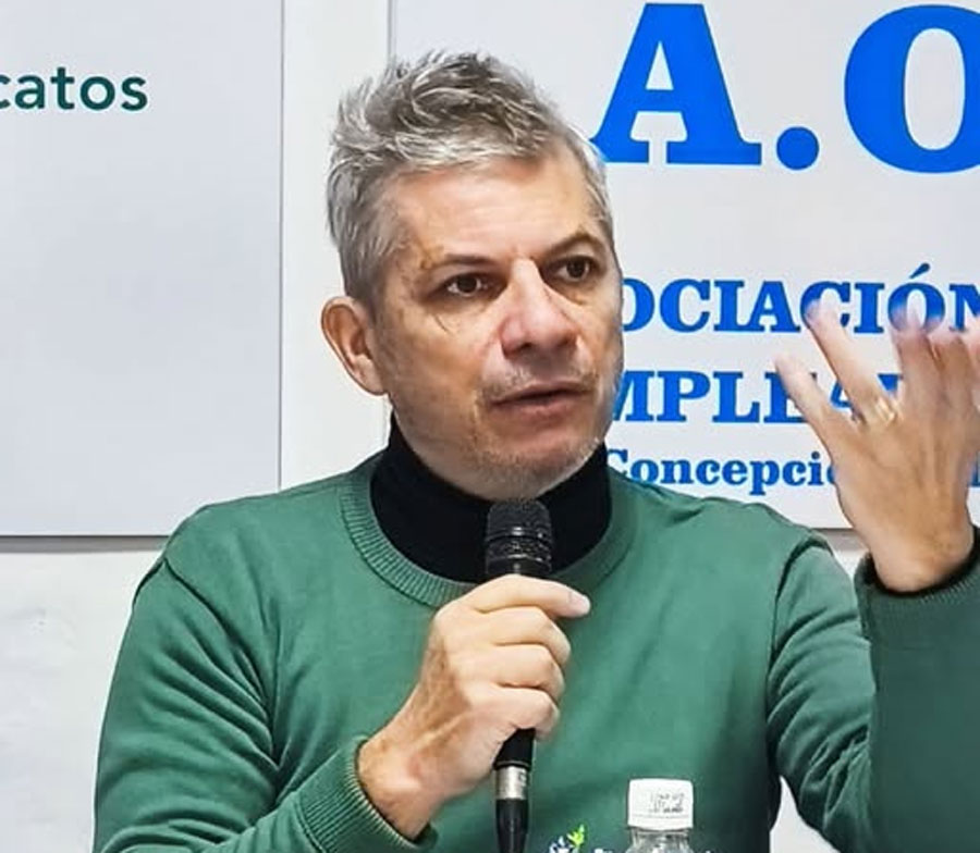 Sin diálogo con Lauritto desde hace más de dos años, municipales profundizan el conflicto y lanzan un paro de 72 horas. La Asociación de Obreros y Empleados Municipales de Concepción del Uruguay denunció que el intendente José Lauritto no los recibe desde abril de 2024. Reclaman mejoras salariales, pase a planta, condiciones laborales y advirtieron que las medidas de fuerza continuarán escalando. La tensión entre los trabajadores municipales de Concepción del Uruguay y el Departamento Ejecutivo sumó un nuevo capítulo. La Asociación de Obreros y Empleados Municipales (AOEM) inició un paro de 72 horas que se extenderá hasta el viernes, en reclamo de mejoras salariales y laborales, mientras denuncian la falta total de diálogo con el intendente José Lauritto. El secretario general del gremio, Mario Barberán, aseguró que la situación llegó a un límite luego de más de dos años sin reuniones con el jefe comunal. “No hay respuesta. Formalmente desde abril de 2024 no tenemos contacto con el intendente, no nos recibe y no nos contesta”, afirmó. Según explicó, el conflicto excede la discusión salarial y abarca una serie de reclamos vinculados a las condiciones de trabajo dentro del municipio. Indicó que los trabajadores registran una pérdida salarial cercana al 4,5% frente a la inflación, aunque remarcó que el principal problema es el bajo nivel de ingresos. “Yo tengo 37 años de servicio y gano 975 mil pesos. Un contratado que ingresó hace dos años gana lo mismo”, sostuvo. El dirigente gremial señaló además que existen reclamos históricos sin resolver, entre ellos el congelamiento de la carrera administrativa, la falta de pases a planta permanente, asignaciones familiares inferiores a las que paga la Provincia y problemas de infraestructura en distintas dependencias municipales. “Hay edificios en pésimas condiciones, sin condiciones adecuadas de higiene y seguridad laboral. El parque automotor está destruido”, denunció. Otro de los puntos de conflicto surgió tras una denuncia impulsada desde el Ejecutivo por un presunto incidente con trabajadores de la recolección de residuos. Rechazó las acusaciones y aseguró que el gremio acudió a la Justicia para denunciar una supuesta falsa acusación. “Es muy grave. No pasó y montaron una opereta que se va a caer por su propio peso”, afirmó. Desde el gremio adelantaron que, si no aparecen respuestas concretas, las medidas de fuerza continuarán incrementándose durante las próximas semanas. “Empezamos con un día, después dos, ahora son tres. La semana que viene serán cuatro. Nunca nos llamaron, nunca nos convocaron y nunca hicieron una propuesta”, manifestó Barberán. Pese al endurecimiento del conflicto, sostuvo que el gremio mantiene la voluntad de diálogo. “Más temprano que tarde esto se va a arreglar o va a terminar muy mal, pero un cierre va a tener. Nosotros estamos dispuestos todos los días a sentarnos a conversar”, expresó. Consultado sobre las versiones que ubican a José Lauritto como uno de los posibles nombres del peronismo para disputar la Gobernación en 2027, Barberán respondió con ironía. “Creo que él tiene las mismas posibilidades de ser gobernador que yo de ser presidente de Huracán”, lanzó. No obstante, reconoció que el encuentro de intendentes peronistas previsto en Concepción del Uruguay podría interpretarse como una señal de respaldo político al actual jefe comunal. Mientras tanto, el conflicto municipal sigue abierto y amenaza con profundizarse ante la ausencia de negociaciones entre las&nbsp;partes.