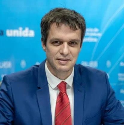 Cresto: “Nos oponemos cien por ciento a la reforma previsional y debe haber sanciones para quienes la acompañen”. El diputado provincial del PJ, cuestionó con dureza el proyecto de reforma previsional impulsado por el Gobierno de Entre Ríos y adelantó que el bloque justicialista en la Cámara de Diputados se opondrá “cien por ciento” a la iniciativa. En diálogo con GPS por Radio UNER, sostuvo que el proyecto presenta objeciones de fondo vinculadas a principios constitucionales y recordó antecedentes de leyes de ajuste que posteriormente fueron declaradas inconstitucionales. “Desde el Poder Legislativo vemos un anteproyecto viciado de cuestiones que tienen que ver con principios constitucionales. Conociendo la historia de Entre Ríos y leyes similares que después fueron declaradas inconstitucionales, generando un costo enorme para todos, vemos con preocupación esta iniciativa”, afirmó. Respecto del posicionamiento del bloque justicialista, aseguró que existe una postura unificada frente al debate que se aproxima. “Somos un bloque homogéneo, unido, y más allá de las opiniones personales siempre prevalece la decisión de la mayoría. Por supuesto que nos oponemos cien por ciento a este proyecto”, remarcó. Además, respaldó la nota enviada por legisladores justicialistas al Consejo Provincial del Partido Justicialista para que adopte medidas frente a quienes acompañen iniciativas contrarias a los principios históricos del movimiento. “Creemos que el partido tiene que tener un rol activo en el actuar de los legisladores. Quienes voten en contra de los principios que caracterizan a nuestro movimiento deben afrontar las consecuencias políticas correspondientes”, señaló. Consultado sobre la posibilidad de sanciones partidarias, Cresto consideró que acompañar una reforma de estas características reviste una gravedad superior a otras faltas internas. “Creo que es mucho más grave una votación en ese sentido que cualquier otra actitud partidaria o electoral”, expresó. En relación con la situación interna del peronismo entrerriano, el legislador consideró que el próximo congreso partidario deberá analizar distintas conductas, aunque advirtió que la prioridad debe estar puesta en la defensa de los intereses de los entrerrianos frente a las políticas nacionales y provinciales. “Tenemos que diferenciar las cuestiones principales de las secundarias. Lo que hoy está en juego en la Legislatura es muy importante y el Congreso partidario tiene que tener una actitud ejemplificadora y contundente”, manifestó. Sobre el escenario político hacia 2027, afirmó que el peronismo debe enfocarse en la construcción de propuestas y equipos técnicos antes que en las candidaturas. “Primero trabajemos en qué proyecto de provincia tenemos que desarrollar. Hay una necesidad de que los peronistas nos pongamos a trabajar en serio para reconstruir lo que este modelo está deteriorando”, sostuvo. Consultado sobre una eventual candidatura a gobernador, evitó definiciones personales y aseguró que estará donde el partido lo considere necesario. “Vamos a estar donde el peronismo necesite que estemos. Siempre estuvimos a disposición de nuestro partido para acompañar los desafíos que se presenten”, afirmó. También realizó críticas a las gestiones nacional, provincial y municipal de Concordia, al considerar que responden a un modelo que profundiza las desigualdades sociales. “Ya pasaron dos años y medio y la gente se está dando cuenta de que esto no es un sacrificio transitorio, sino una degradación permanente en la calidad de vida de los entrerrianos y los argentinos”,&nbsp;concluyó.